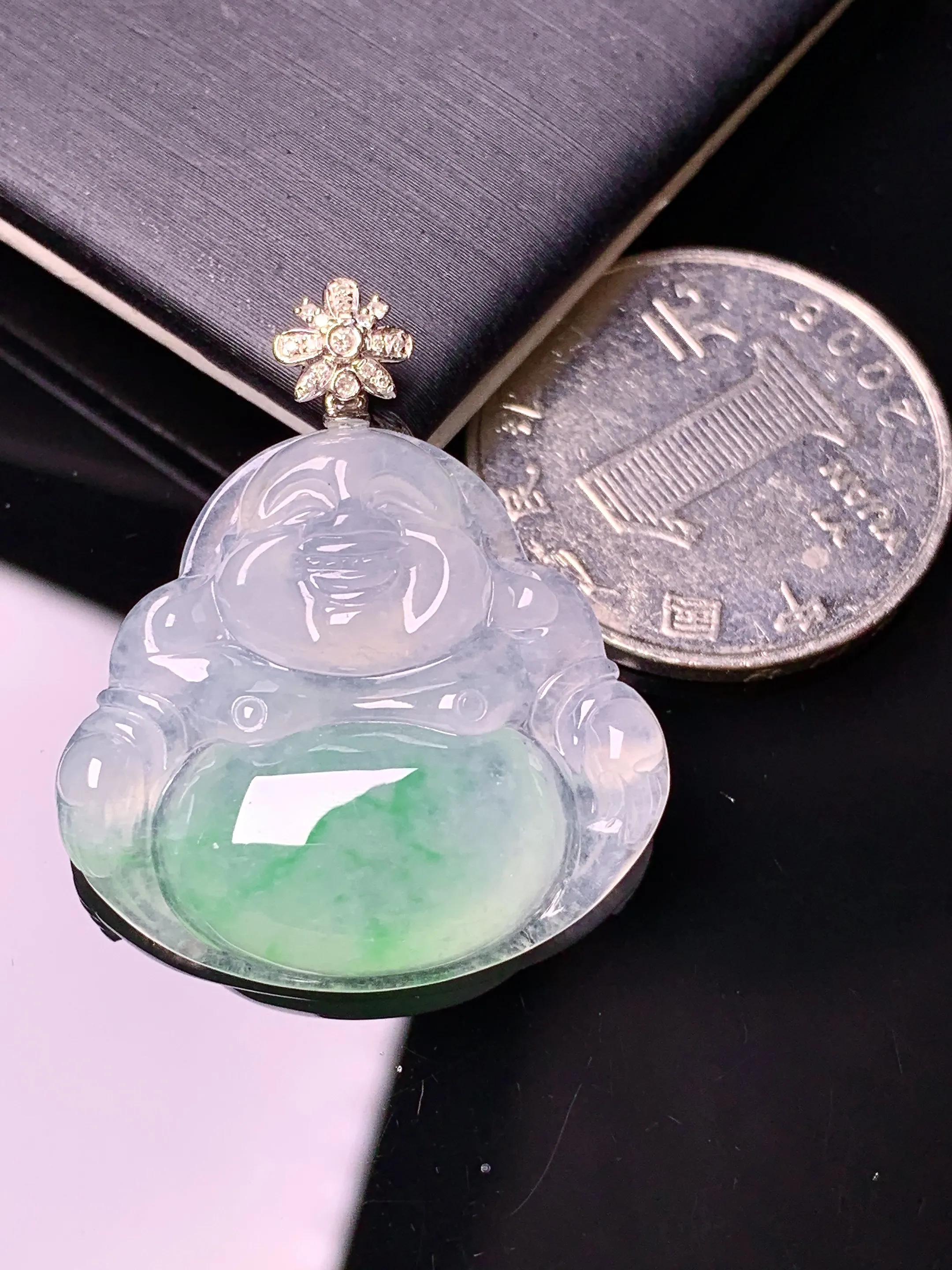 18k金钻镶嵌飘绿佛公吊坠 玉质细腻 色泽清新艳丽 整体尺寸32.6*28*5.7