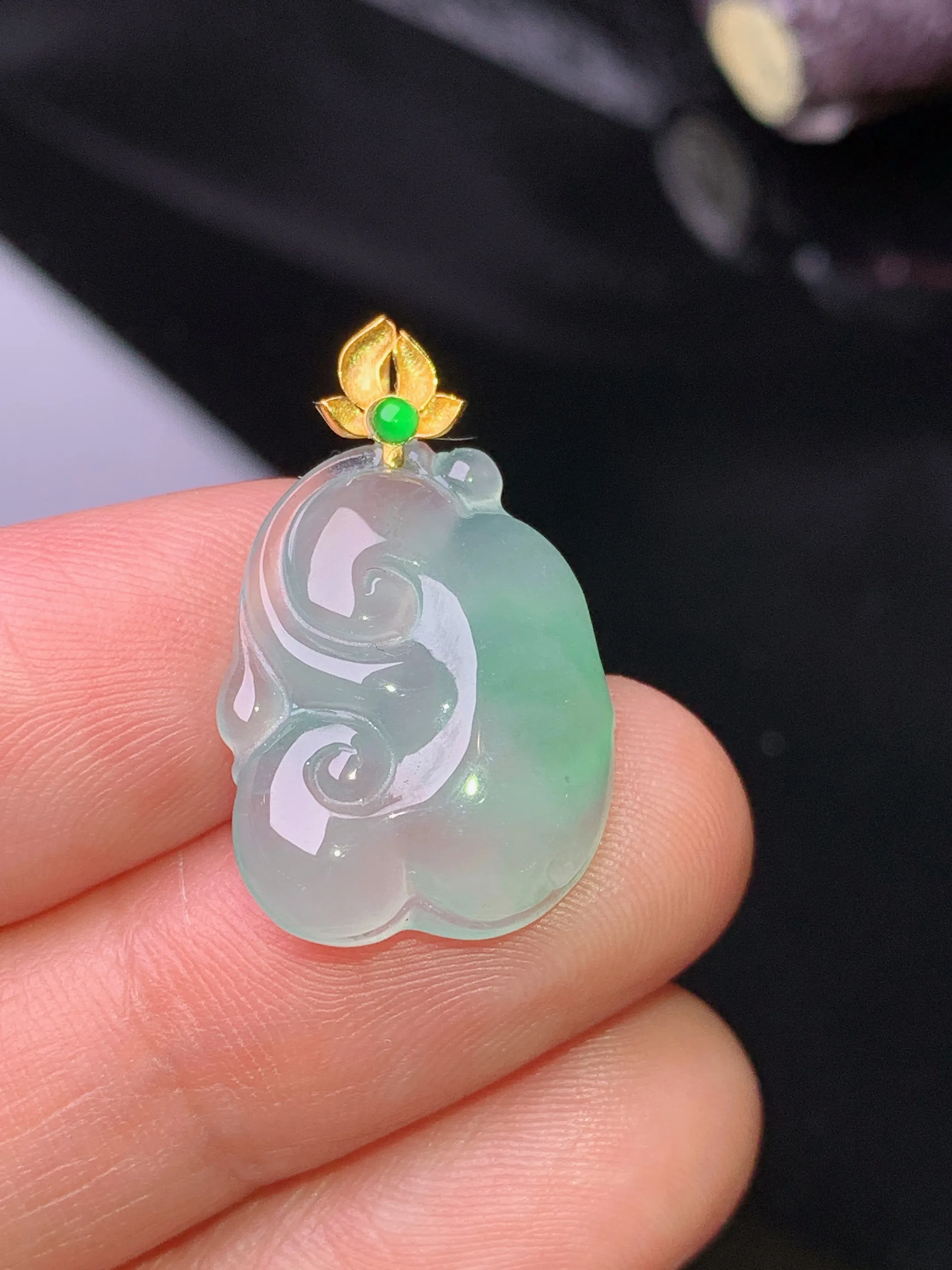 18k金镶嵌飘绿如意吊坠 玉质细腻 色泽清新艳丽 整体尺寸24.6*15*4.5