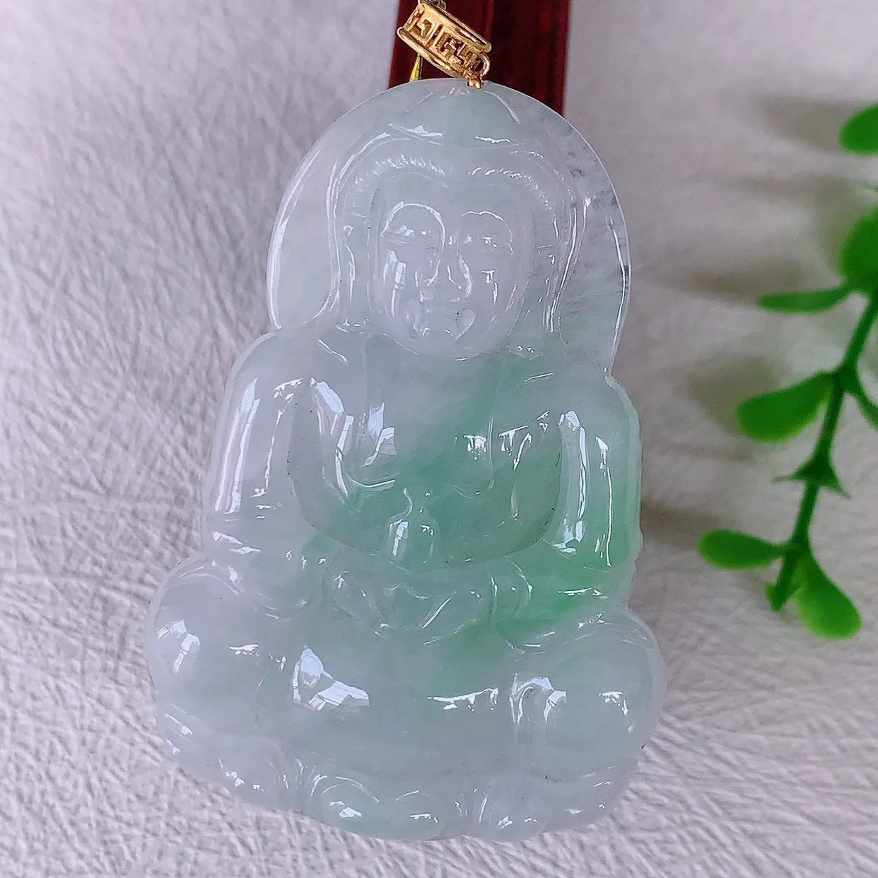 18K金镶嵌冰飘绿翡翠观音菩萨吊坠，赐福翡翠观音，观音面相端庄，品相佳，佩戴气质！#35.28整体57裸石51*35.5*6.5
