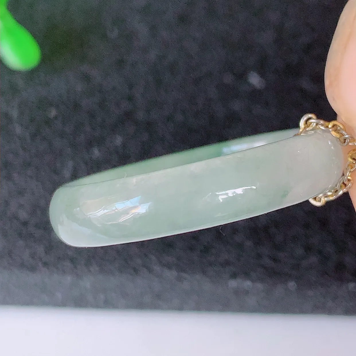 自然光实拍，20.6mm内径冰种飘花翡翠指环，玉戒指，玉质莹润，好精美好冰润的指环，24圈口，上手纤巧！#39.28尺寸20.6-5-3