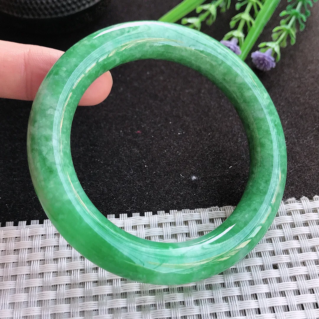 实拍A货翡翠56.8/11.4老坑精美满绿阳绿圆条手镯翡翠玉镯手环