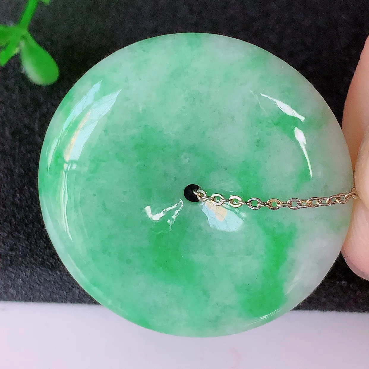 自然光实拍，水润飘绿翡翠平安扣吊坠，品相佳，美感十足，寓意平平安安，平安扣佩戴精美时尚！#39.28