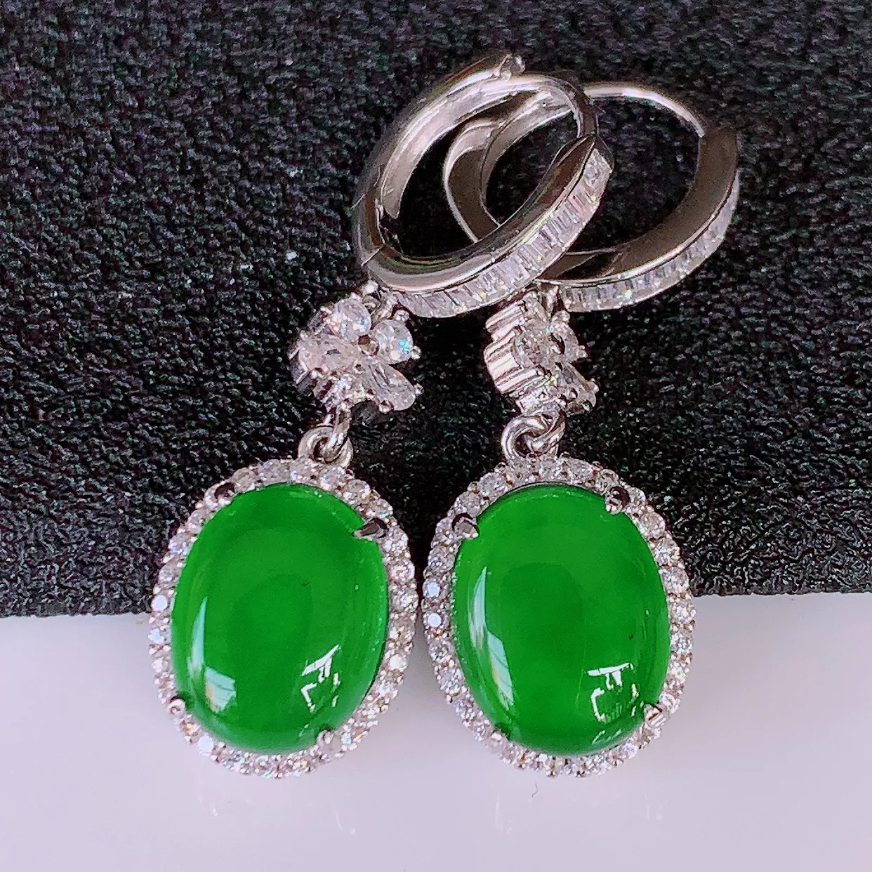 冰透满绿翡翠925银镶嵌耳坠，自然光实拍，翠色灵动，颜色漂亮，种老水足，品相佳，佩戴佳品！#97.28整体31*10*5.8裸石10*7.5