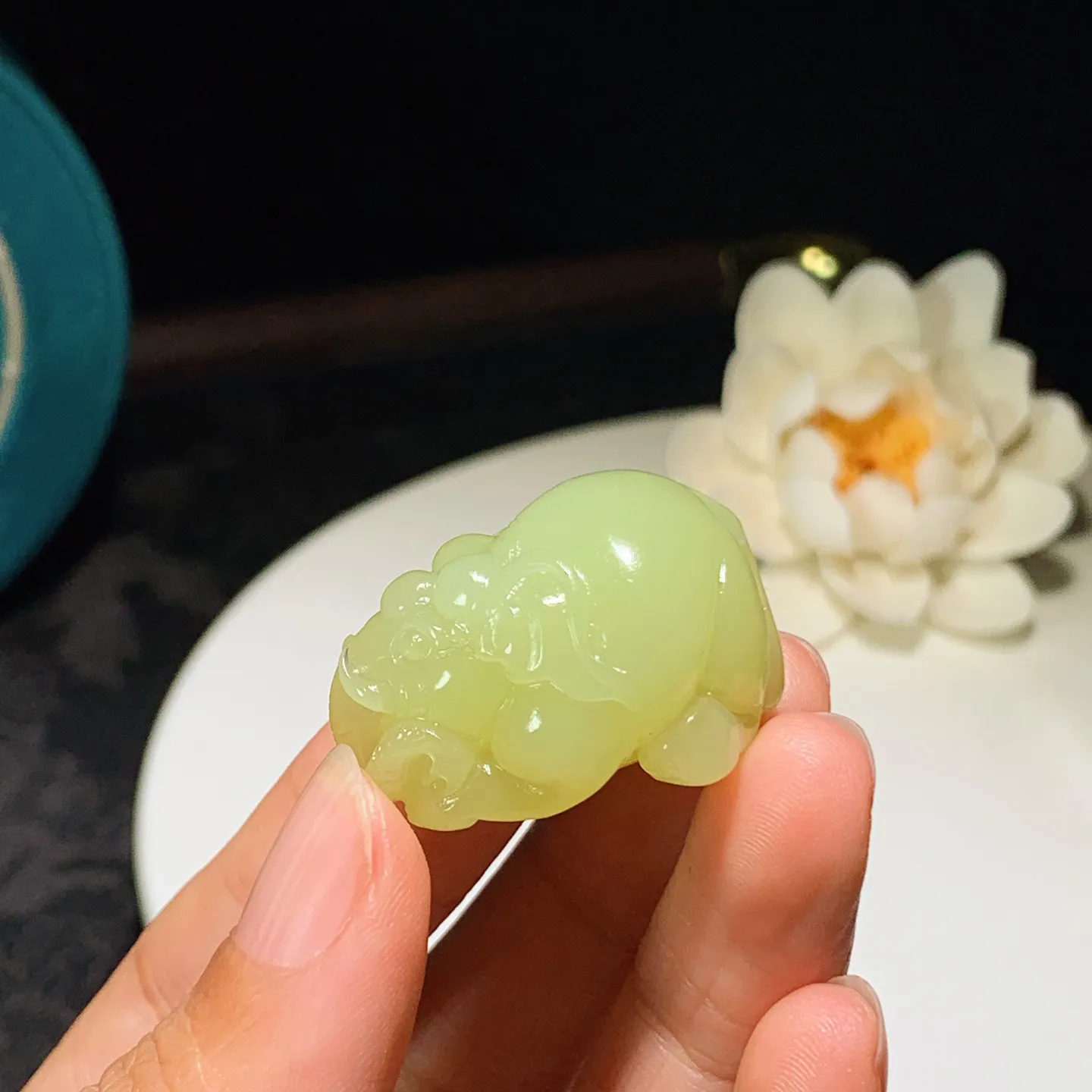 新疆若羌黄口料吉祥如意大象挂件。尺寸32/20/21重21克 无裂无杂 玉质细腻油润 底色纯净 脂粉好，品质好。lt251227