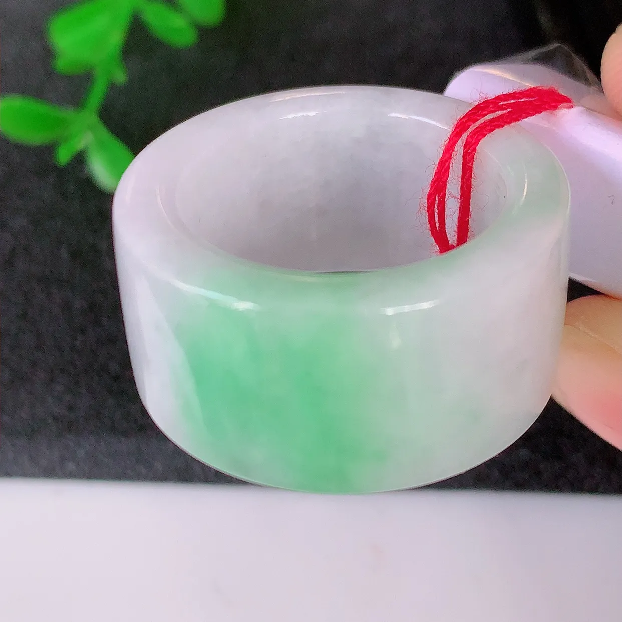 自然光实拍，20mm内径飘绿翡翠扳指，冰润指环，玉扳指，戒指，财源滚滚，玉质细腻起胶，23圈口，种水好！#39.28尺寸20*14*4.2