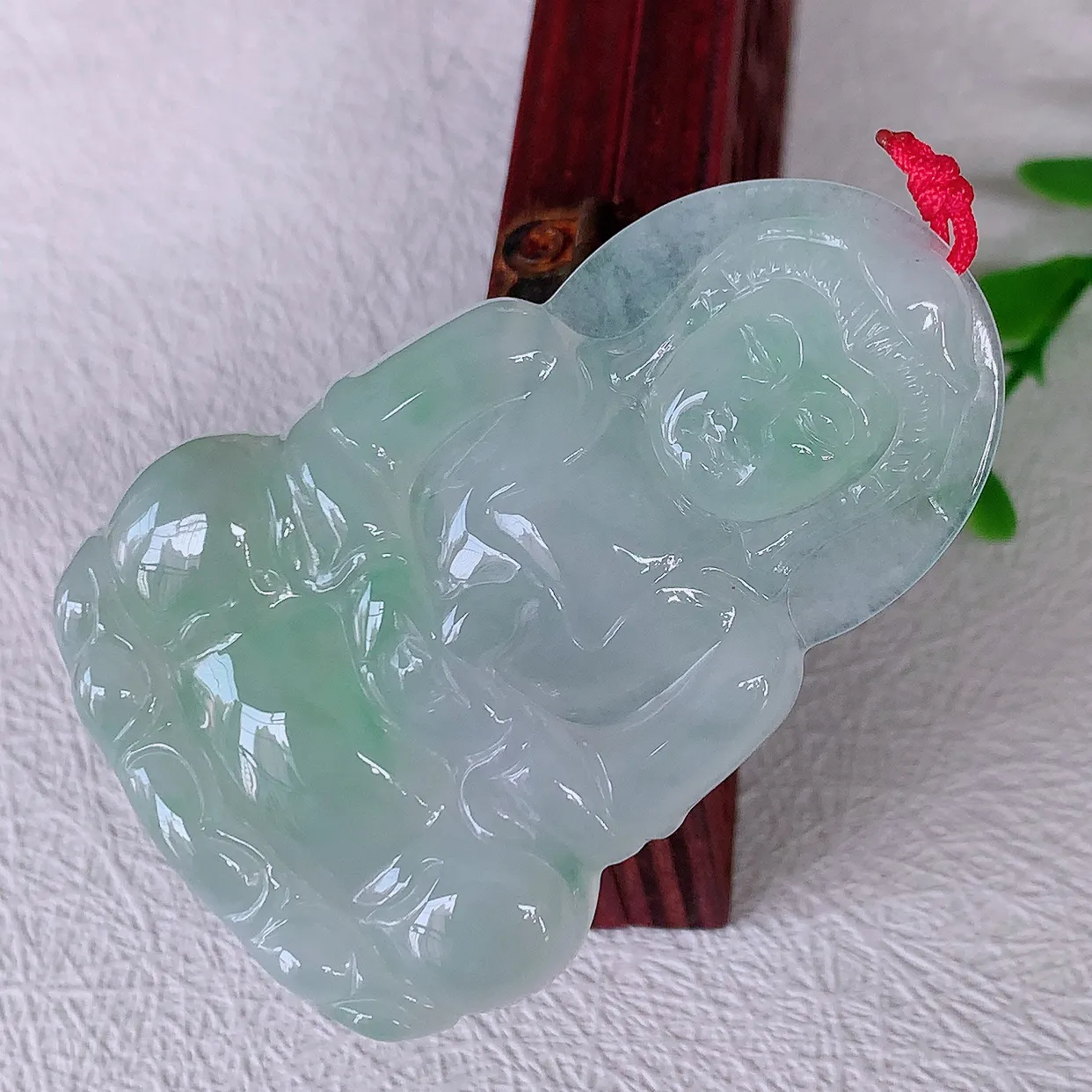 自然光实拍，冰飘花观音菩萨吊坠，赐福翡翠观音，翠绿迷人，观音面相端庄，佩戴时尚出众！#46.28