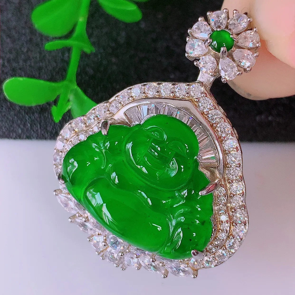 冰透满绿翡翠925银镶嵌佛公吊坠，自然光实拍，翠色灵动，颜色漂亮，种老水足，品相佳，佩戴佳品！#97