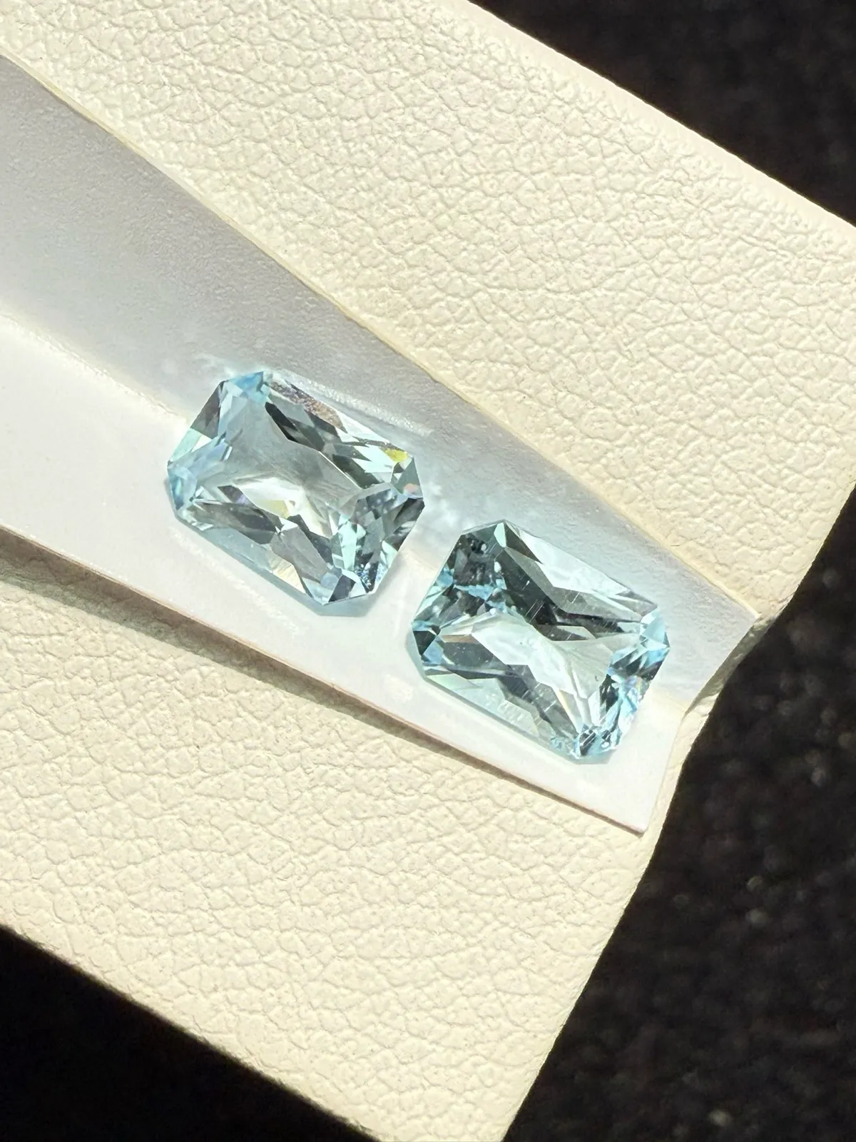 1.68克拉天然雷迪恩切海蓝宝戒面裸石，耳钉料，颜色超美，火彩超好，尺寸：7*5.1*3.6mm