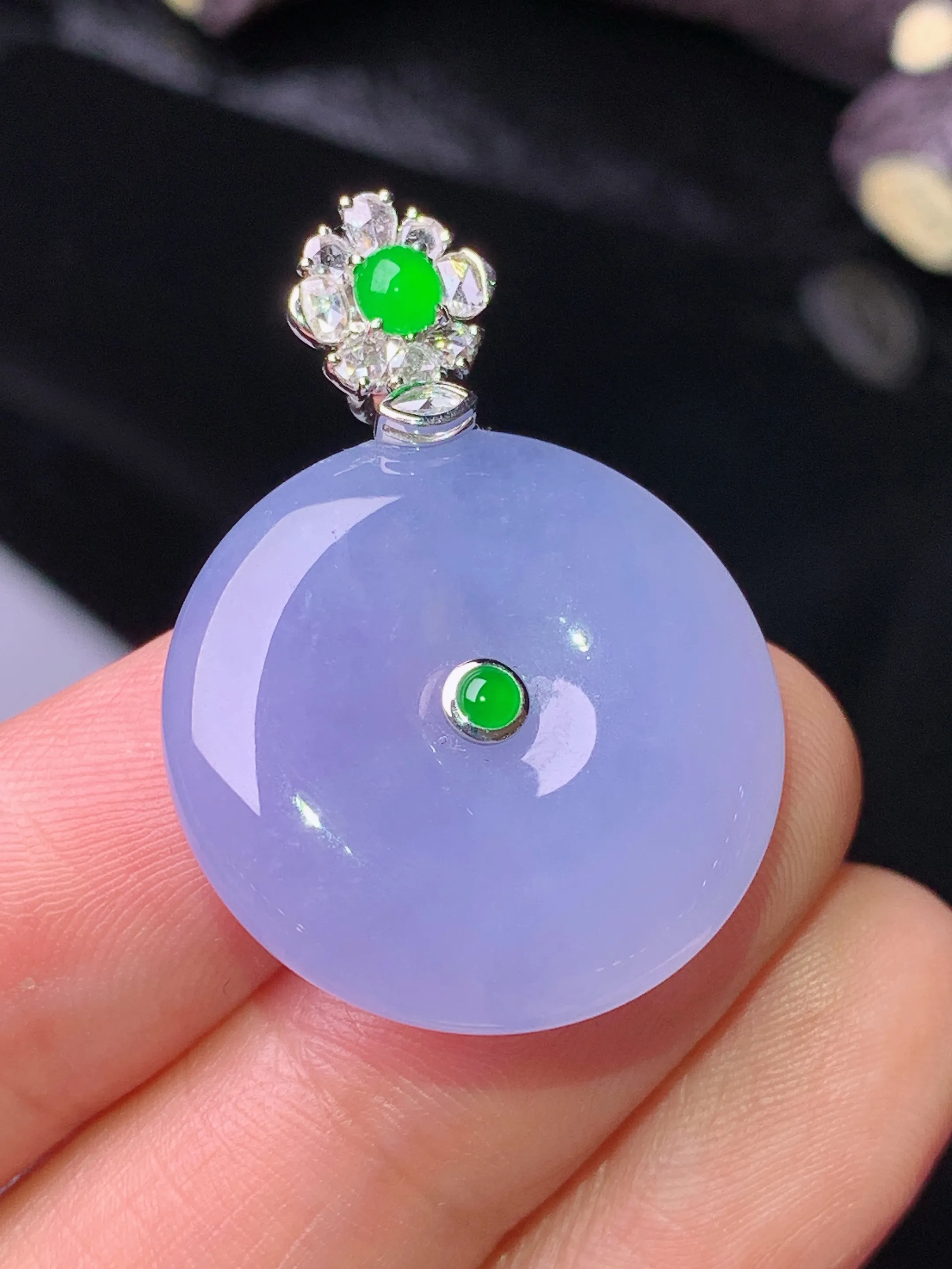 18k金钻镶嵌紫罗兰平安扣吊坠 玉质细腻 色泽清新艳丽 整体尺寸32*22.8*6