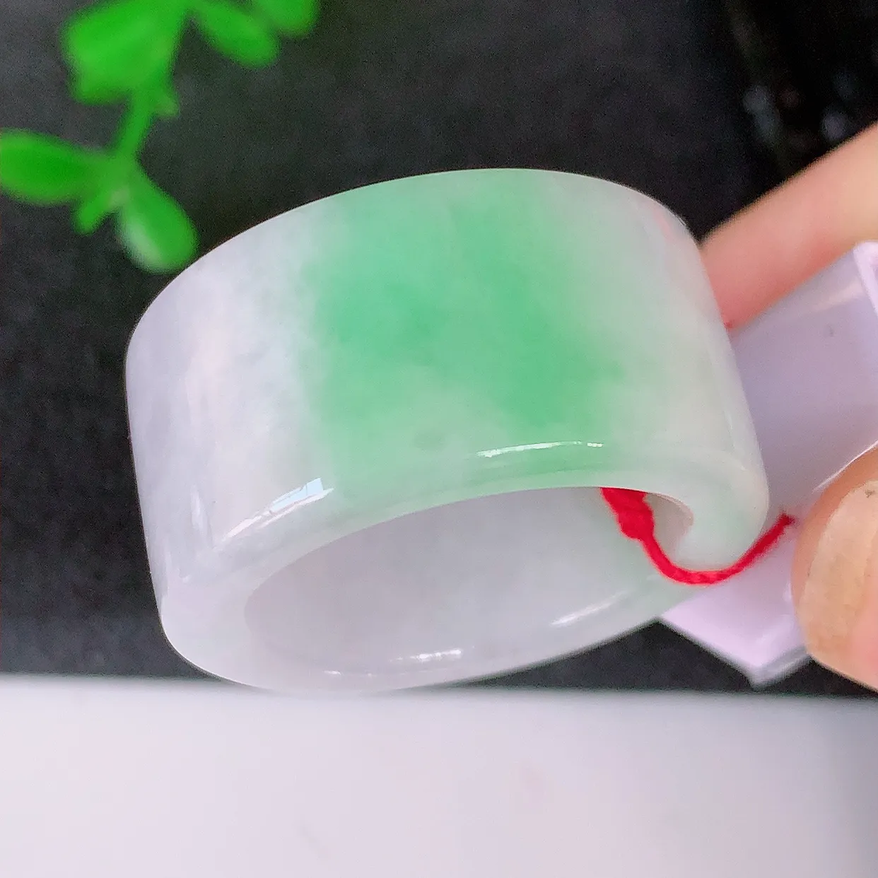 自然光实拍，20mm内径飘绿翡翠扳指，冰润指环，玉扳指，戒指，财源滚滚，玉质细腻起胶，23圈口，种水好！#39.28尺寸20*14*4.2