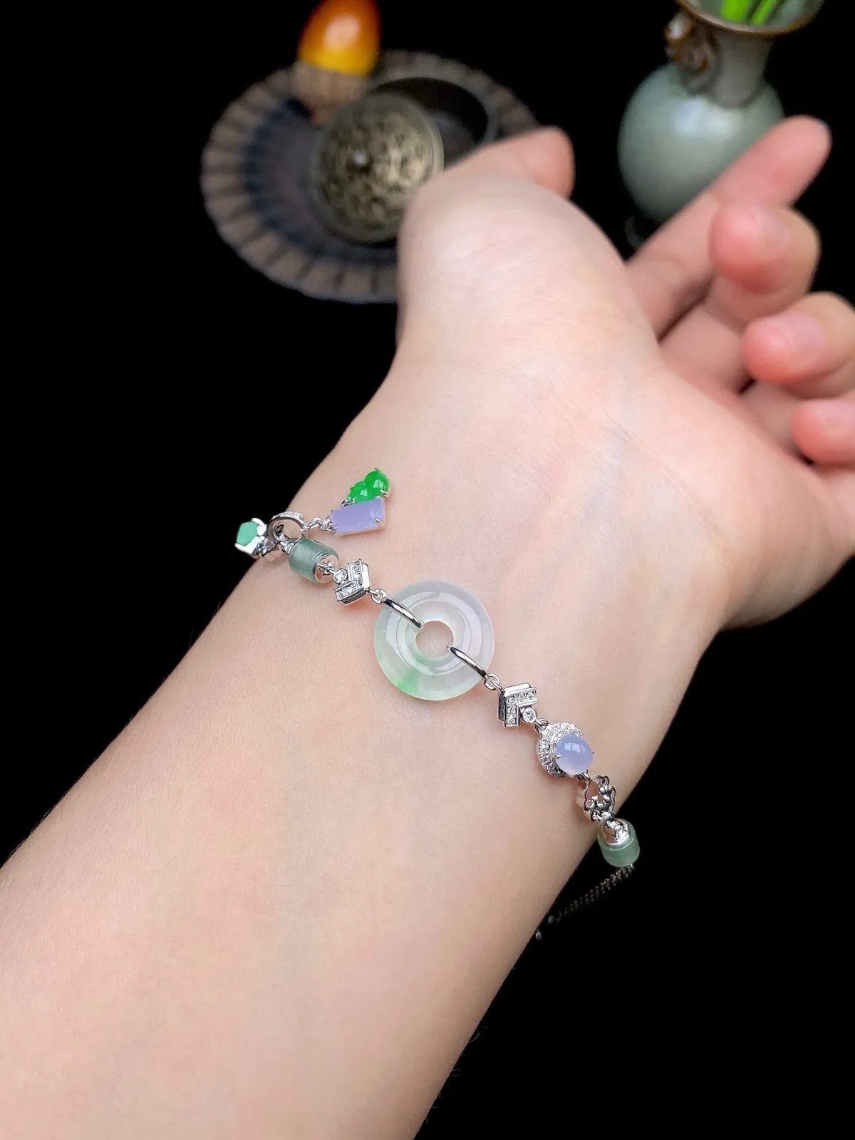 【冰种平安扣+多种元素组合镶嵌手链】颗颗冰透，饱满圆润，光泽闪耀，流行款，18K金钻镶嵌，裸石尺寸12.9*2.8毫米，总长185