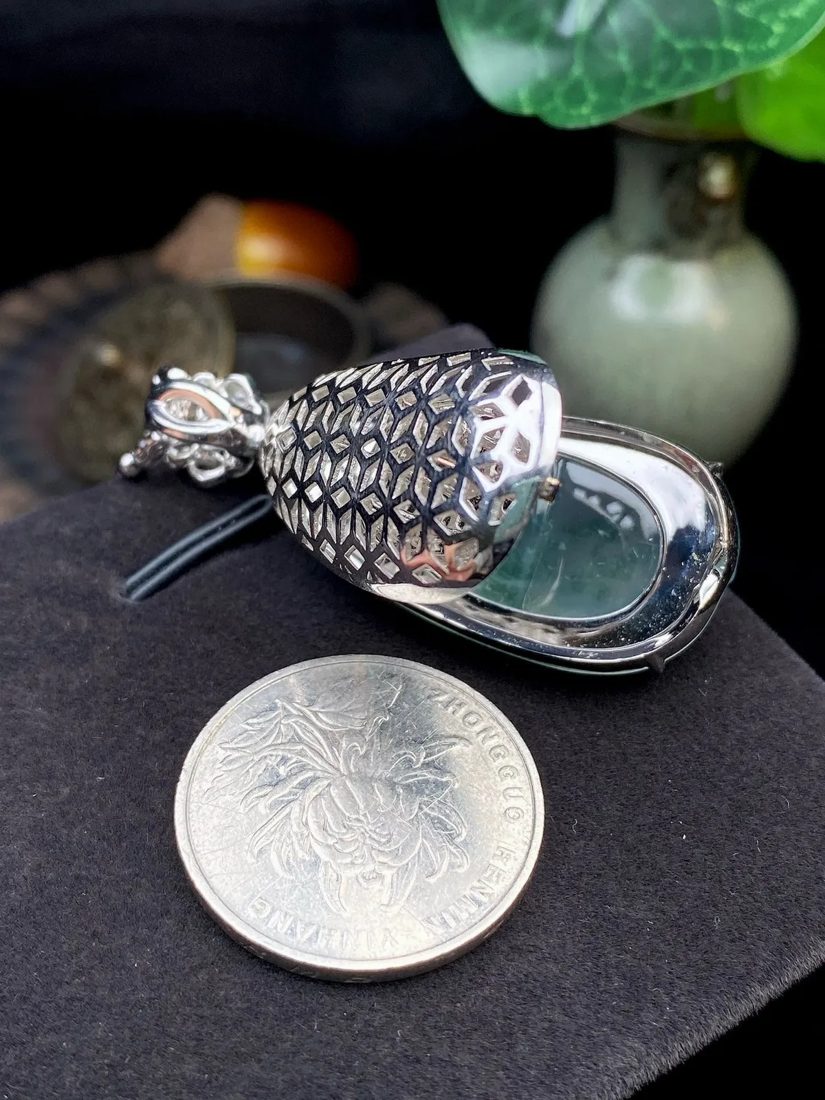 【冰种飘花福豆吊坠】种地上乘，冰感十足，通透起光，饱满圆润，18k金钻镶嵌，裸石尺寸37.8*18.8*6.9毫米