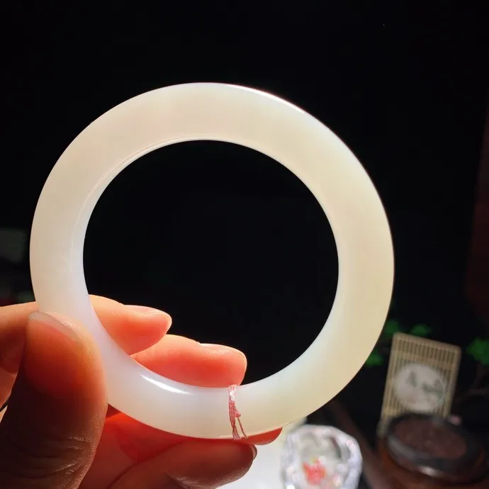 53圈口 和田玉白玉羊脂白圆条手镯。53圈口条宽11厚11玉质细腻油润。手推出油。佩戴高端典雅。lt251226