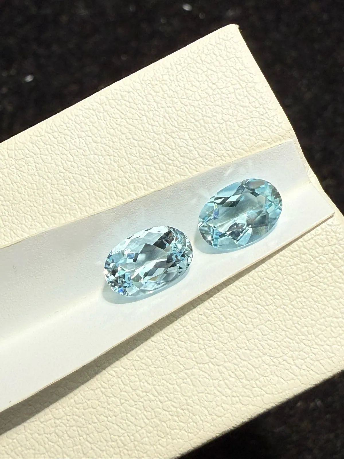 1.66克拉天然椭圆海蓝宝戒面裸石，耳钉料，颜色超美，火彩超好，尺寸：7.7*5*3.8mm