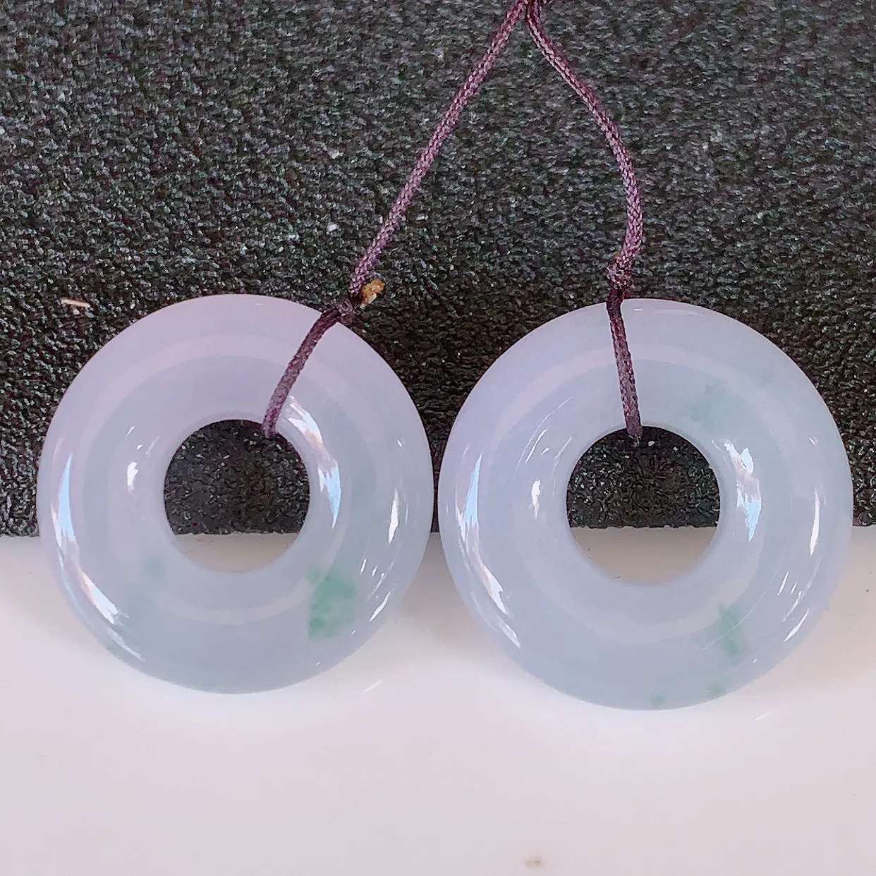 自然光实拍，冰紫罗兰飘花翡翠一对平安扣吊坠，玉扣，平安是福；很美的料子，平安扣佩戴优雅迷人！#49.