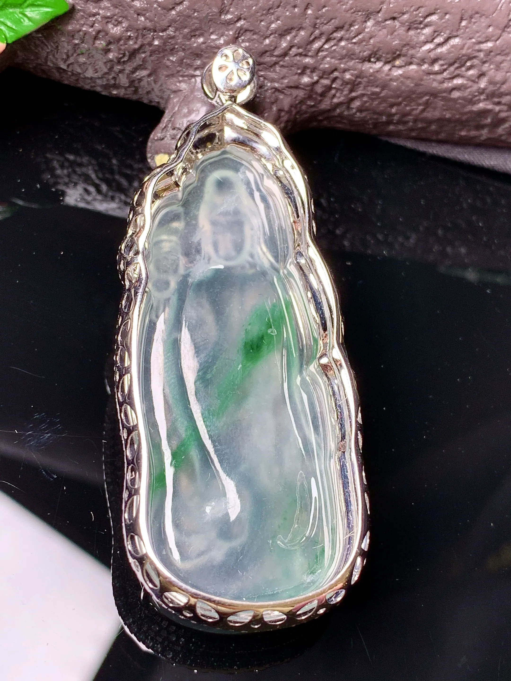 18k金钻镶嵌冰种飘绿观音吊坠 玉质细腻 色泽清新艳丽 整体尺寸60.2*23.3*10.3