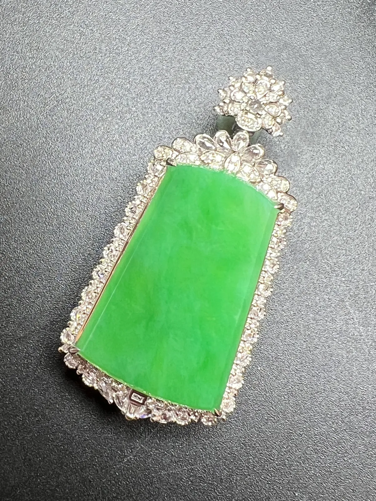 满绿无事牌整体尺寸48.9*24.3*12.1 裸石尺寸29.5*19.3*2.2