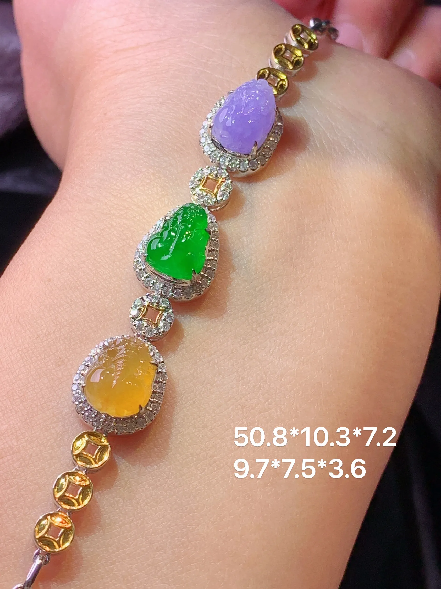 18k金钻镶嵌三彩貔貅手链 玉质细腻 色泽清新艳丽 整体尺寸50.8*10.3*7.2