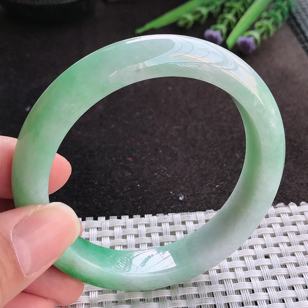 实拍A货翡翠59/12.5/9老坑精美温润飘阳绿手镯宽边玉镯手环