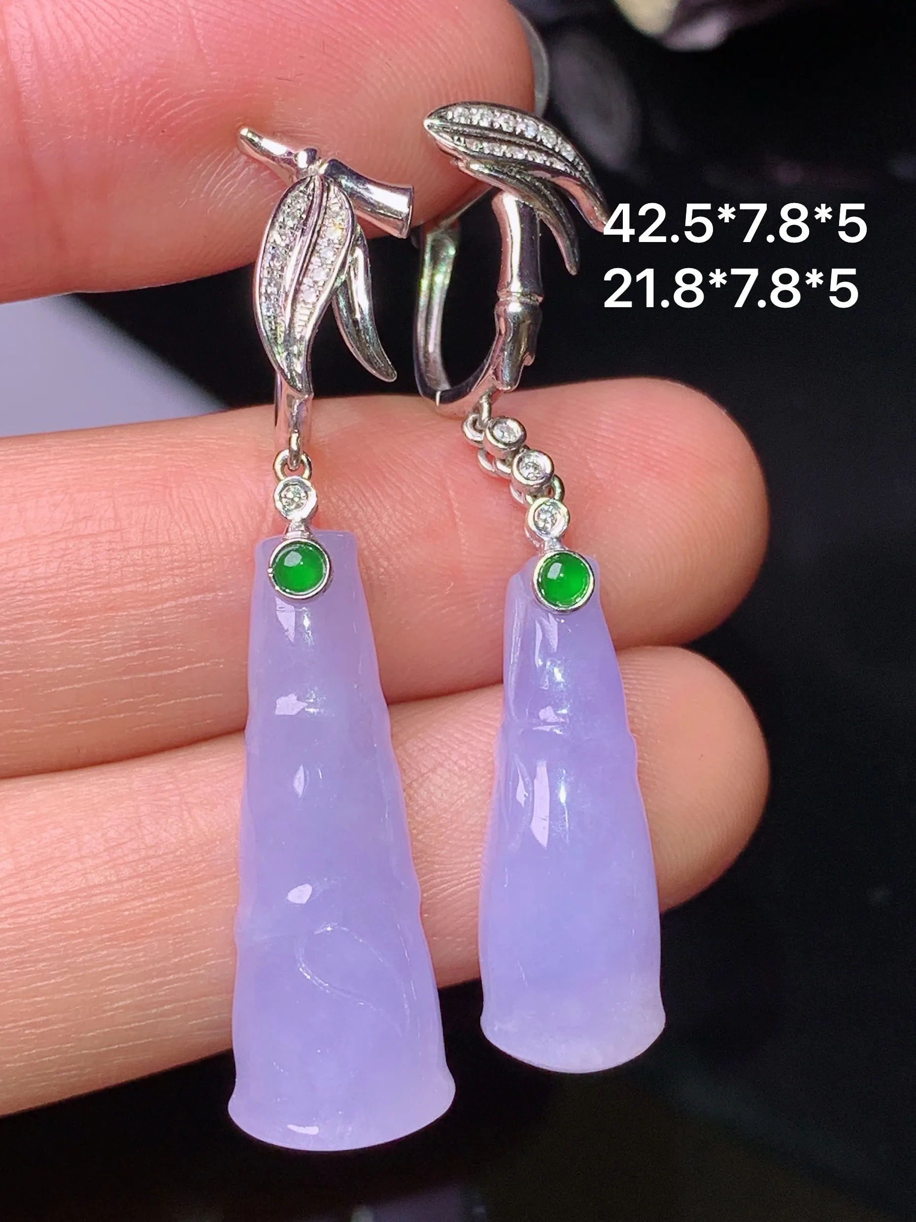 18k金钻镶嵌紫罗兰节节高耳坠 玉质细腻 色泽清新艳丽 整体尺寸42.5*7.8*5