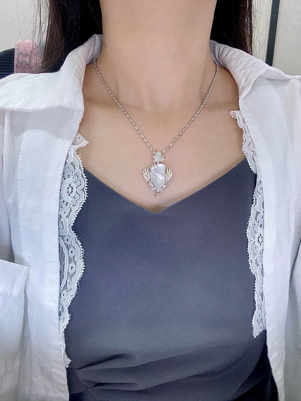 【冰种小天使吊坠】质地细腻清爽，玻璃光泽，荧光感强烈，18K金钻镶嵌，裸石尺寸21.2*13.7*3.7毫米。