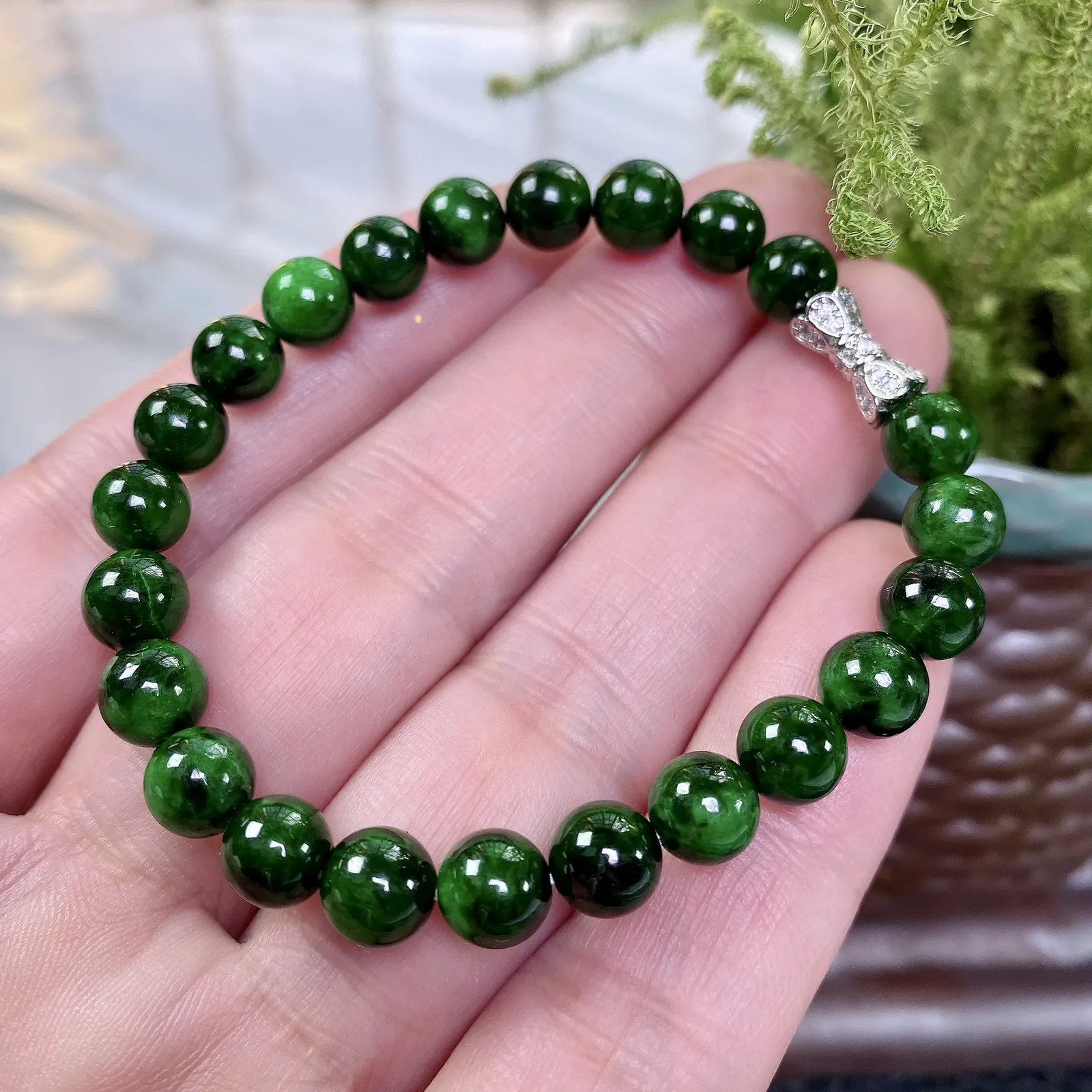 缅甸天然翡翠A货，卡7.5水润辣绿圆珠手链（有小纹），尺寸：7.5mm/23颗，长度180mm，重量：16.42g