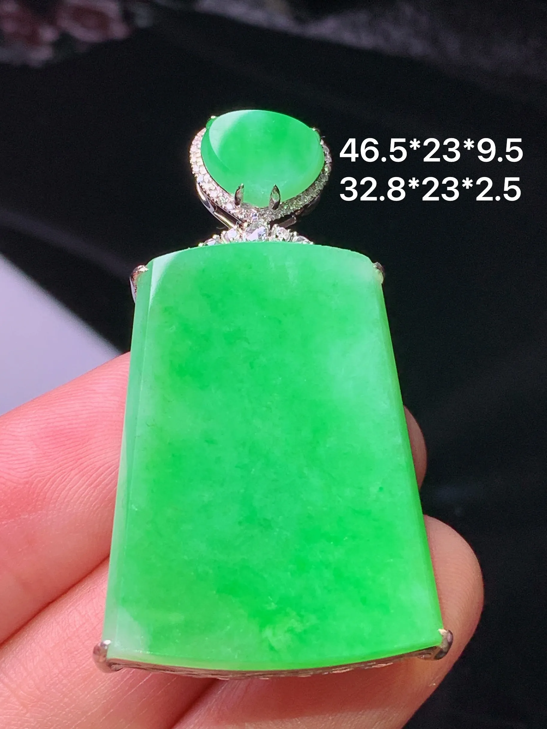 18k金钻镶嵌翠绿无事牌吊坠 玉质细腻 色泽清新艳丽 整体尺寸46.5*23*9.5