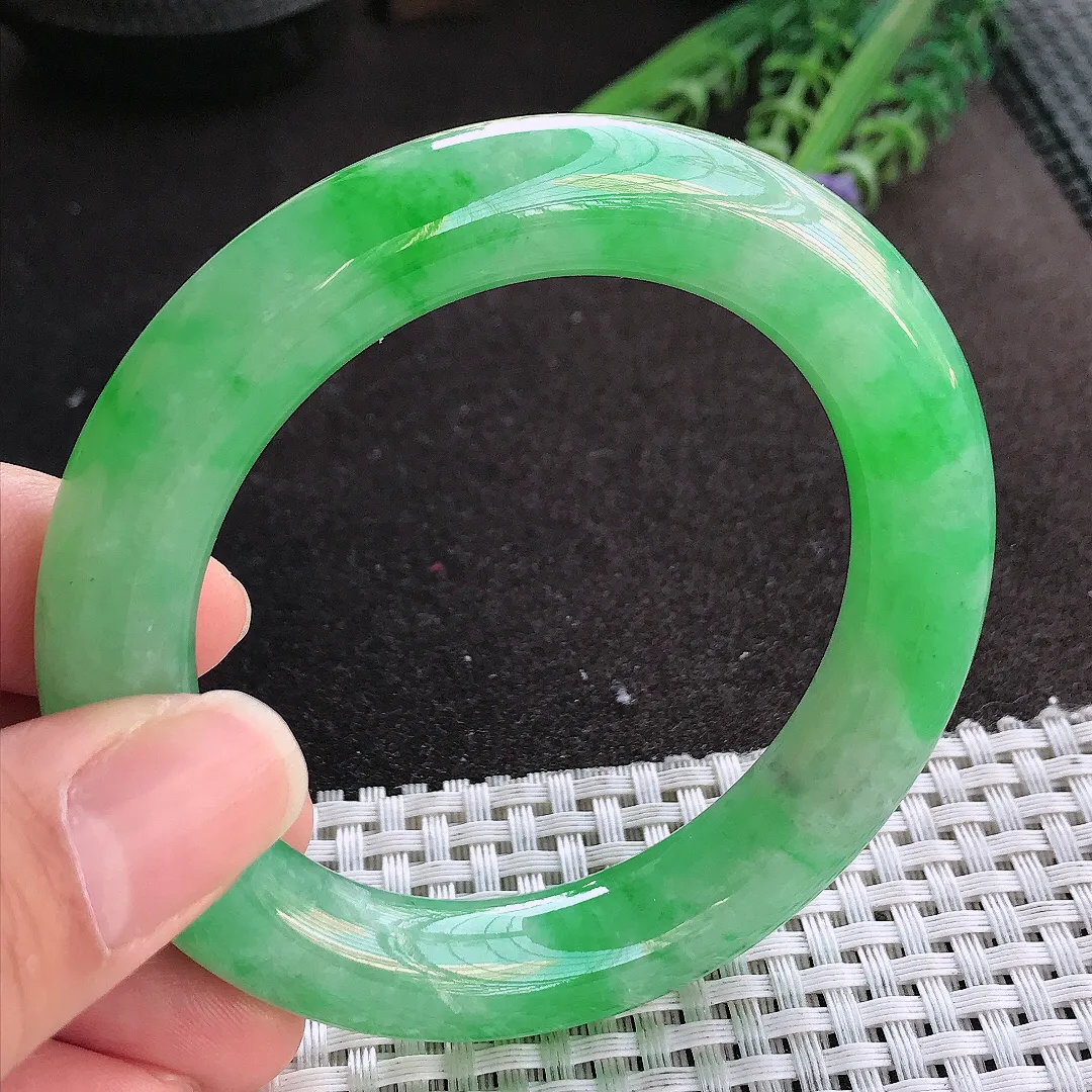 实拍A货翡翠55/11.5老坑精美满绿辣阳绿圆条手镯玉镯手环