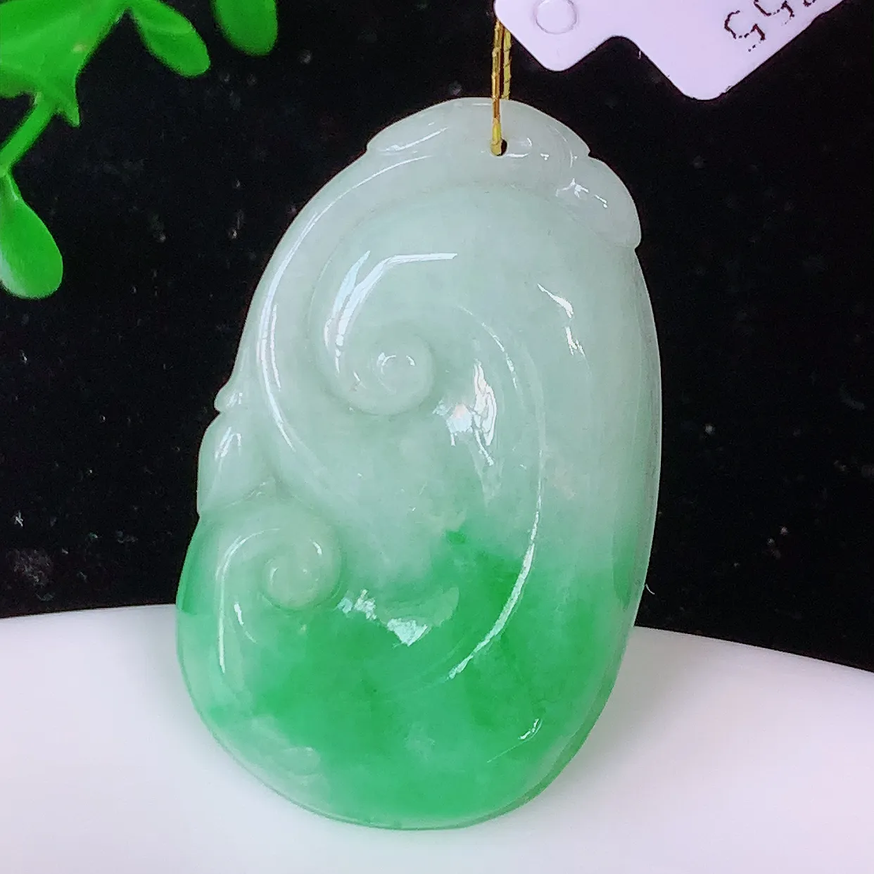 自然光实拍，冰润飘绿如意翡翠吊坠，翠色灵动，佩戴效果时尚出众，尽显气质，玉质细腻，美感十足。#35.28