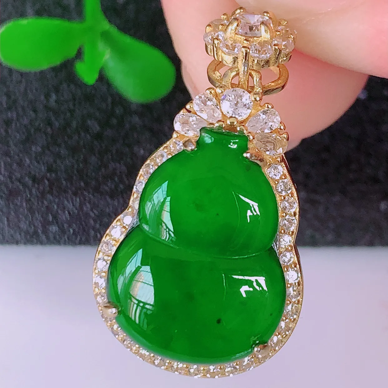 冰透满绿翡翠925银镶嵌葫芦吊坠，自然光实拍，翠色灵动，颜色漂亮，种老水足，品相佳，佩戴佳品！#97.28整体27.5-15-9.8裸石16*12