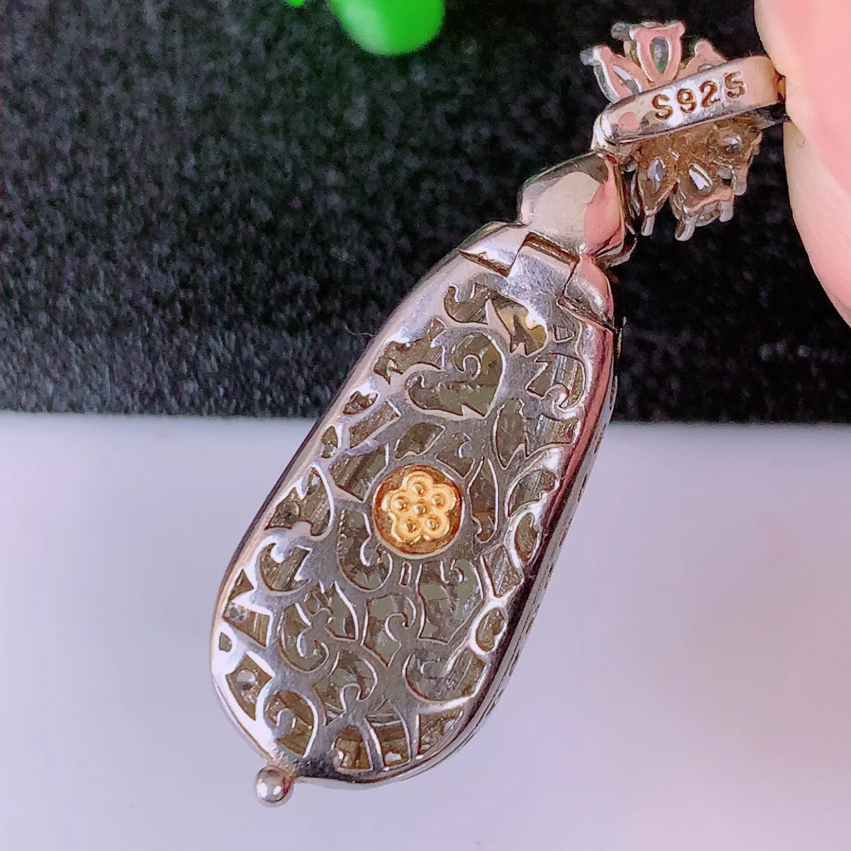 冰透满绿翡翠925银镶嵌四季豆吊坠，自然光实拍，翠色灵动，颜色漂亮，种老水足，品相佳，佩戴佳品！#97.28整体36*12*7.5裸石19.5*9.5