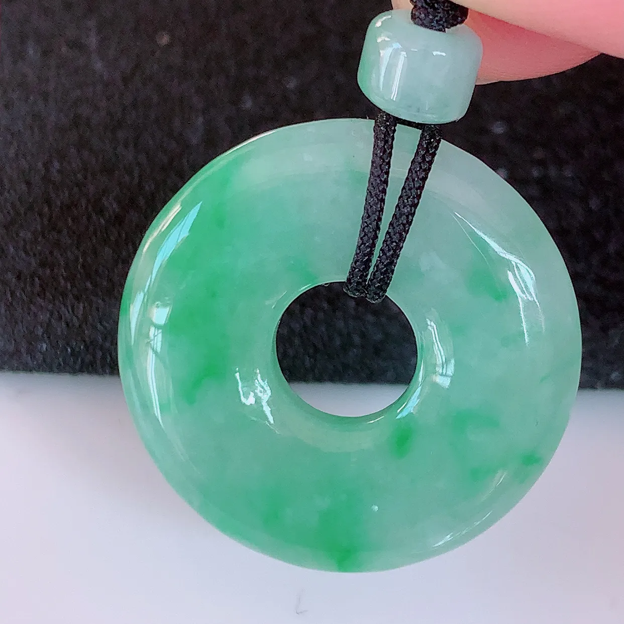 自然光实拍，冰润飘绿翡翠平安扣吊坠，翠色灵动，佩戴效果时尚出众，尽显气质，玉质细腻，美感十足。#57