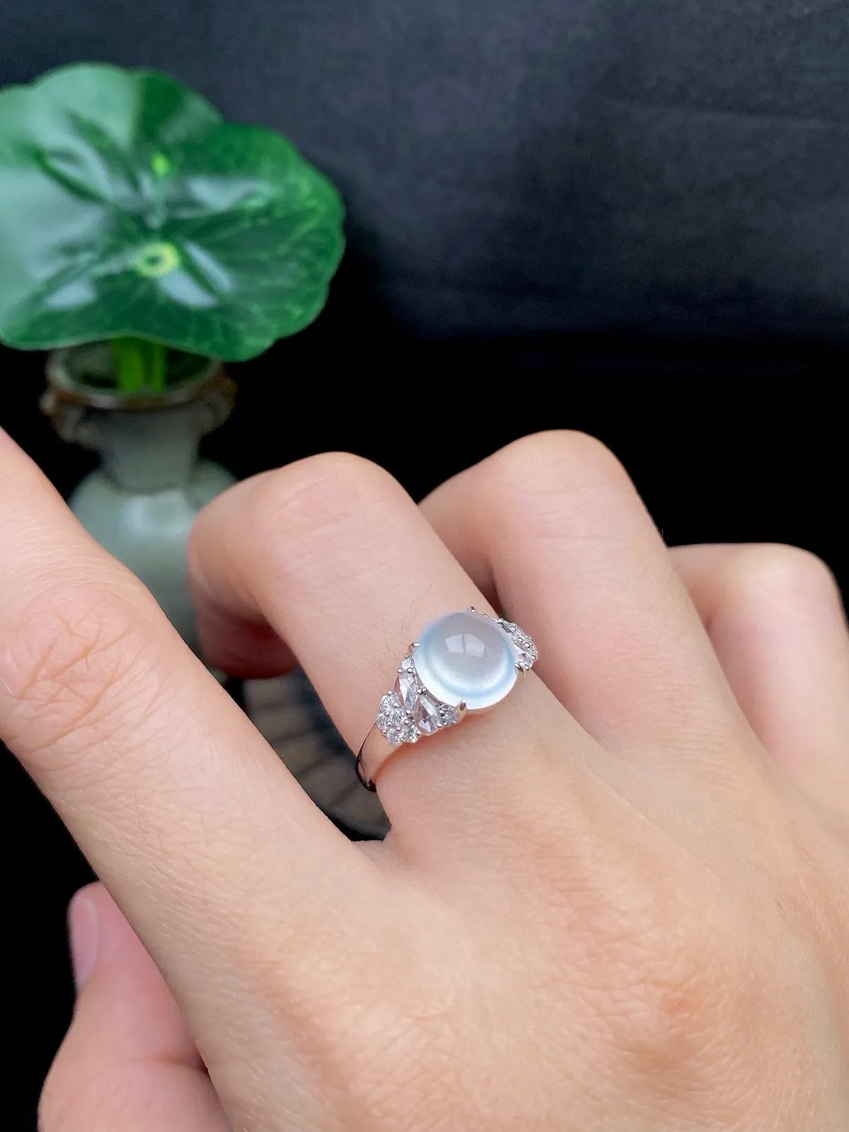 【冰种蛋面戒指】质地细腻，饱满度很好，晶莹剔透，18k金钻镶嵌，裸石尺寸8.5*8.2*4.1毫米