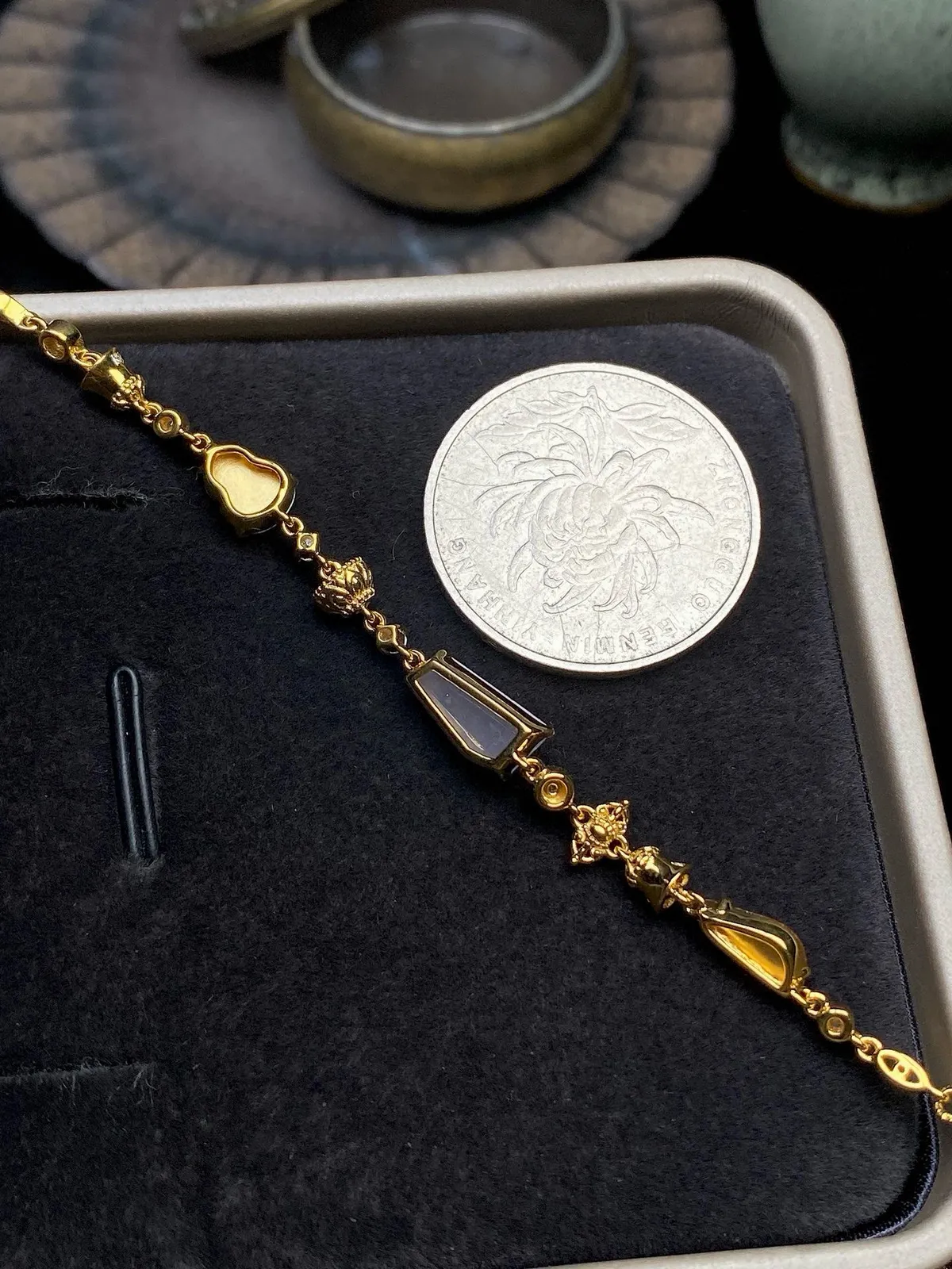 【冰种紫罗兰、黄随形+绿葫芦面组合镶嵌手链】颗颗冰透，饱满圆润，光泽闪耀，流行款，18K金钻镶嵌，裸石尺寸11*5*3.8毫米，总长185