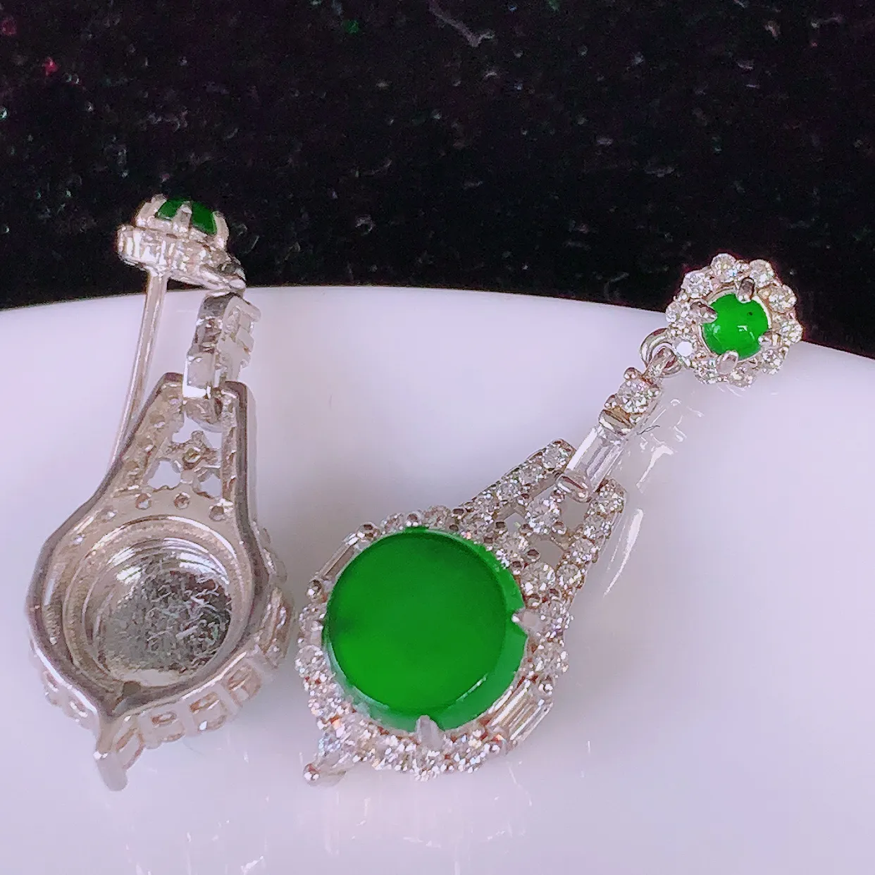 冰透满绿翡翠925银镶嵌耳坠，自然光实拍，翠色灵动，颜色漂亮，种老水足，品相佳，佩戴佳品！#97.28整体27.8*11*6裸石7.5*7.5