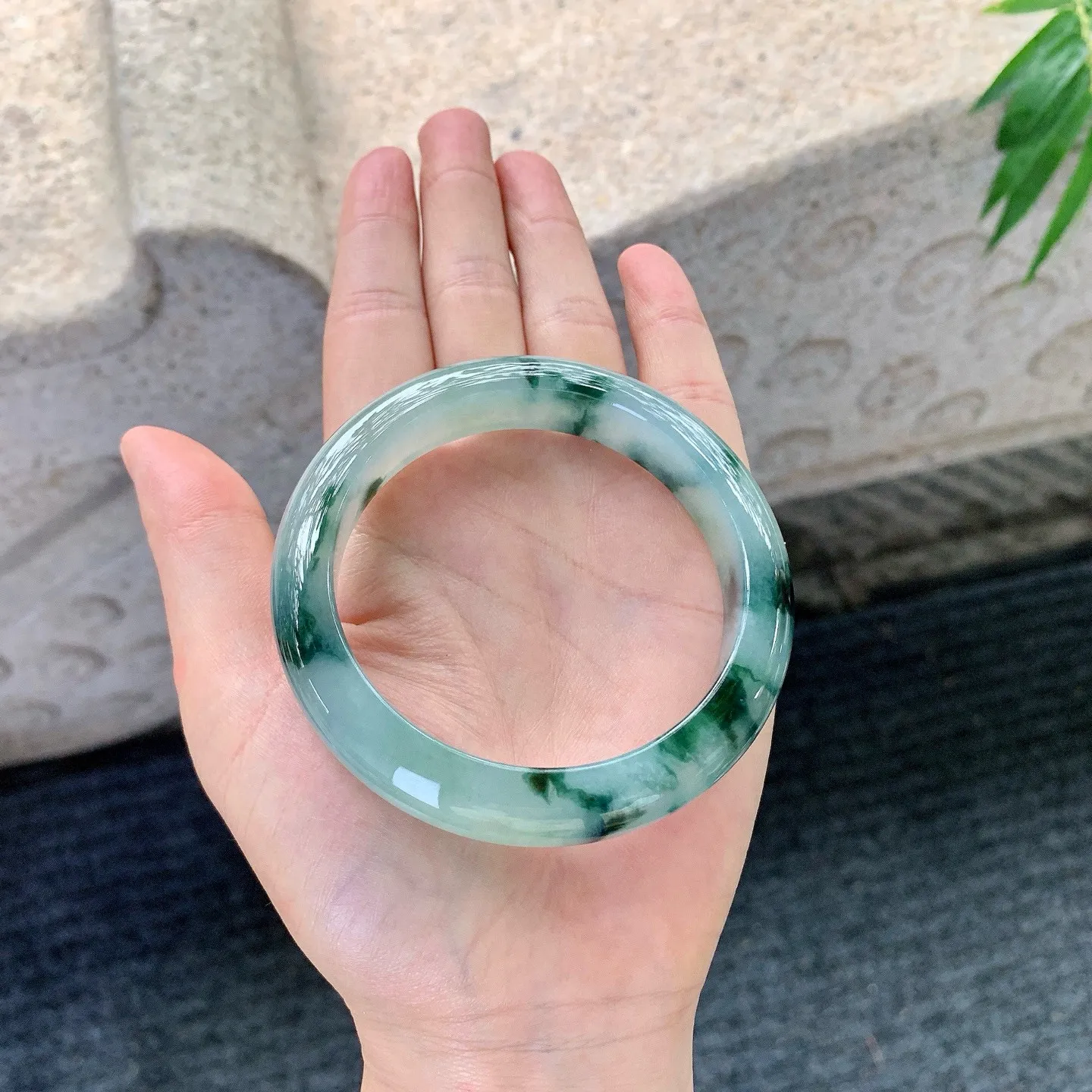 正圈56 57
【圈口】57.2/12.7/8.8
【描述】糯冰飘花，水润，种老，细腻，无裂纹！