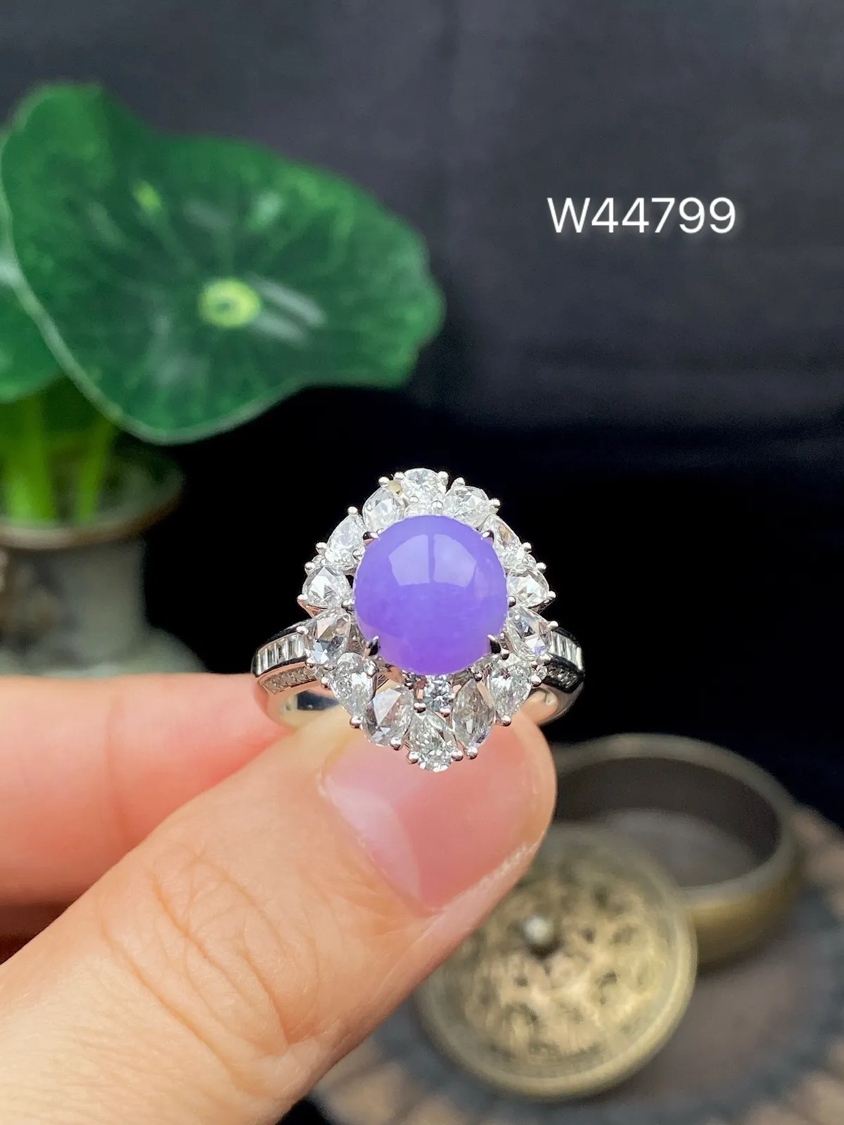 【冰种紫蛋面戒指】质地细腻，饱满度很好，晶莹剔透，18k金钻镶嵌，裸石尺寸9*8.3*4.4毫米