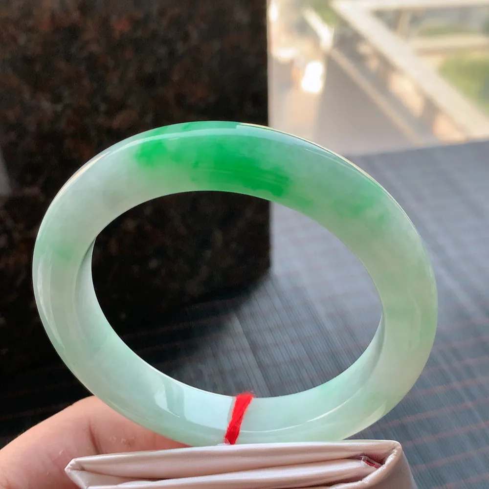 正圈冰糯阳绿 无瑕 尺寸:63.1/12.4/10.4 大圈口