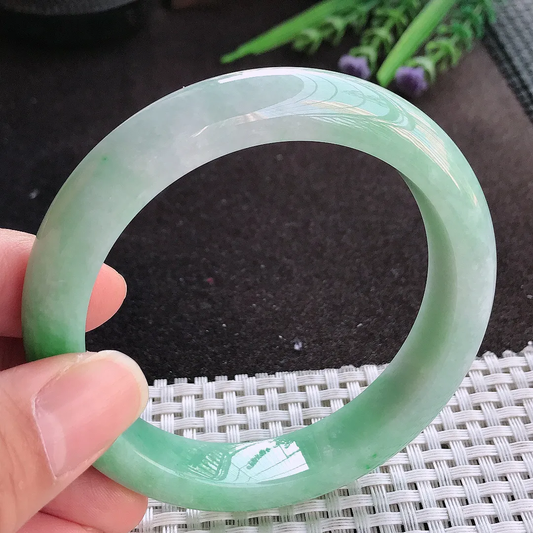 实拍A货翡翠59/12.5/9老坑精美温润飘阳绿手镯宽边玉镯手环