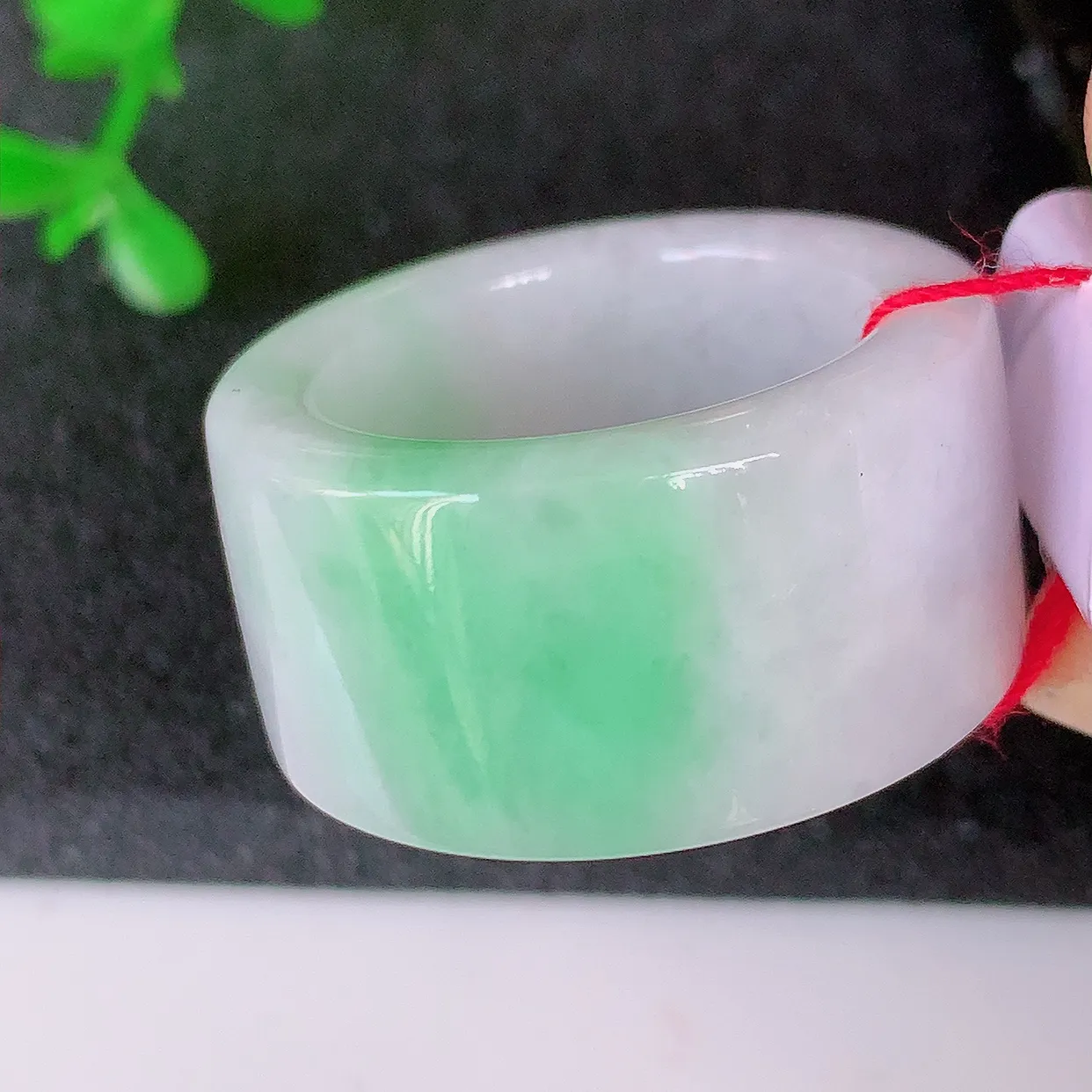 自然光实拍，20mm内径飘绿翡翠扳指，冰润指环，玉扳指，戒指，财源滚滚，玉质细腻起胶，23圈口，种水好！#39.28尺寸20*14*4.2