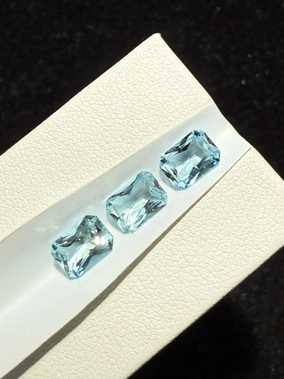 2.48克拉天然雷迪恩切海蓝宝戒面裸石，手链料，颜色超美，火彩超好，尺寸：7.1*5.2*3.6mm