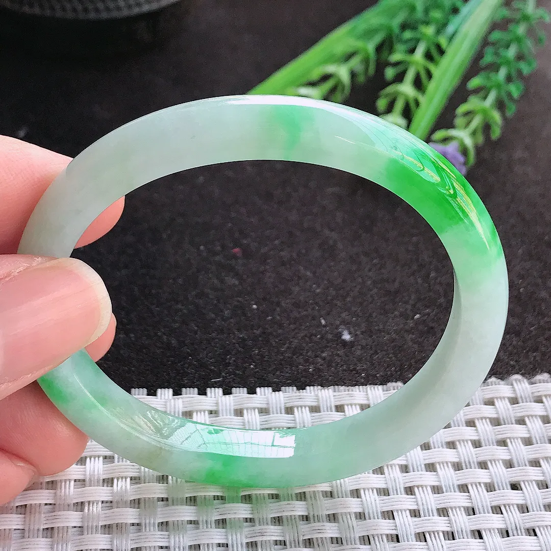 实拍A货翡翠54/48/9.2/7老坑精美冰润辣阳绿贵妃手镯玉镯手环