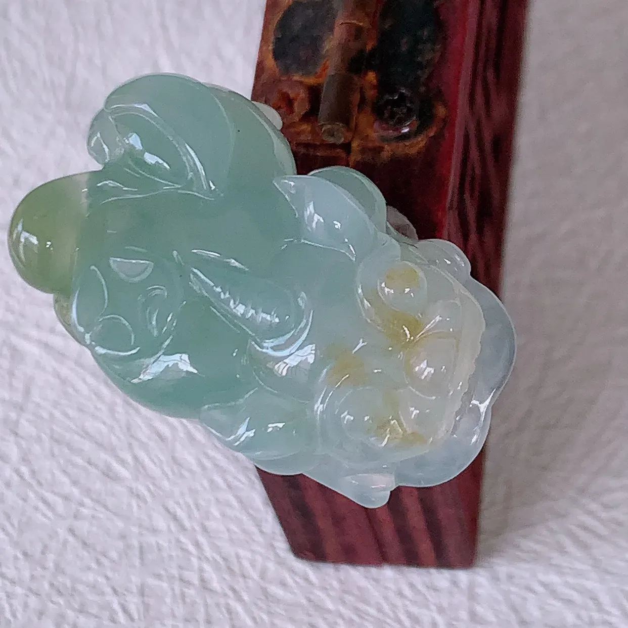 自然光实拍，冰胶双彩翡翠招财貔貅吊坠，民间有“一摸貔貅运程旺盛，再摸貔貅财运滚滚，三摸貔貅平步青云 ”的美好祝愿。#81.28