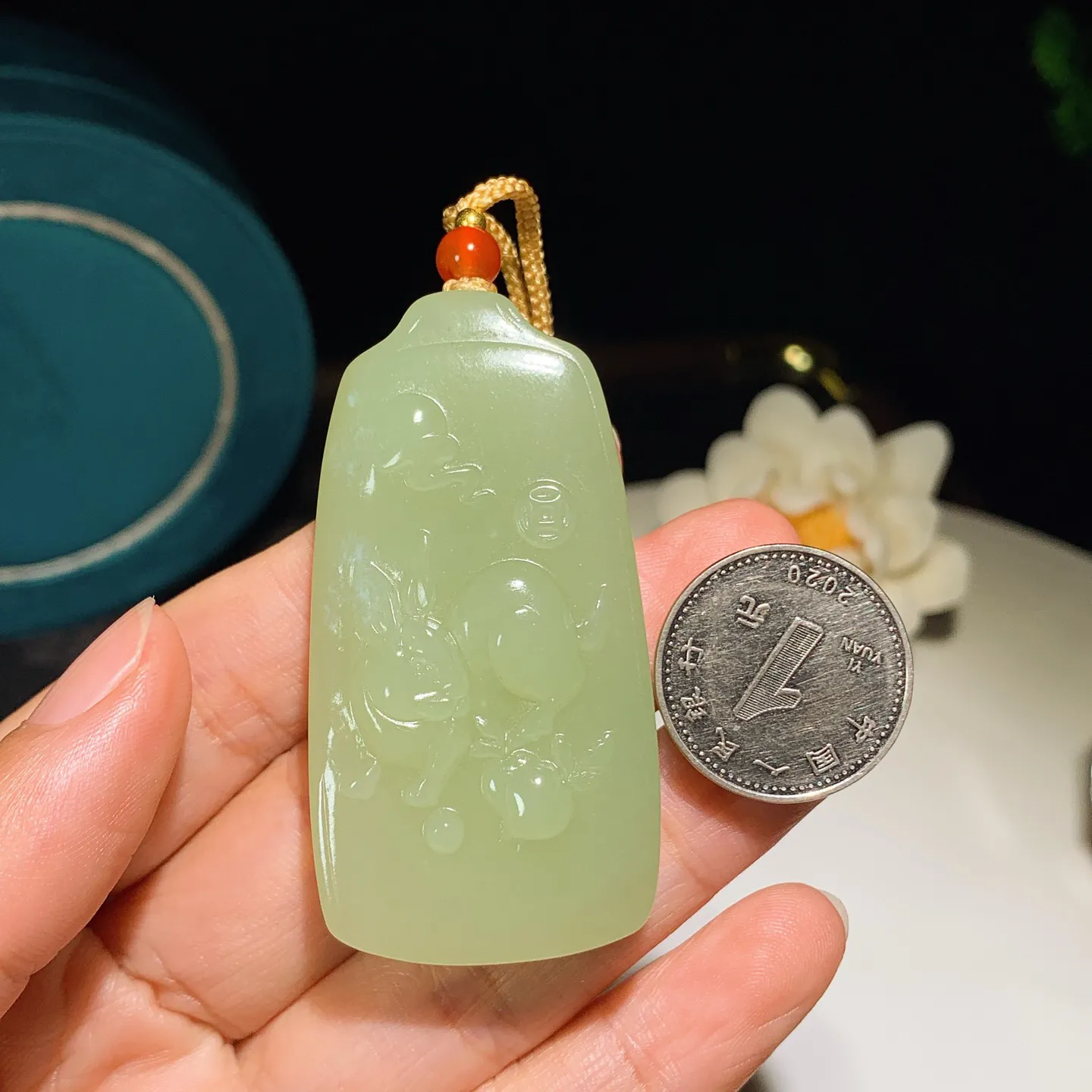 新疆若羌黄口料前途无量兔子挂件。尺寸57/29/12重42.8克 玉质细腻油润 底色纯净 脂粉好，品质好。lt251227