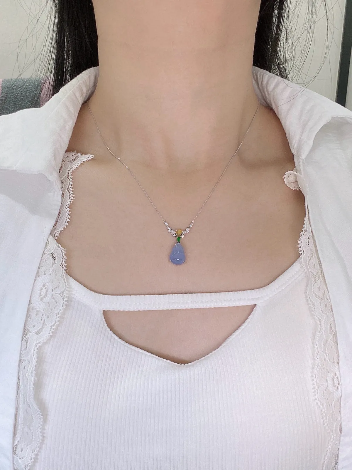 【冰种紫葫芦吊坠】质地细腻，冰透纯净，唯美漂亮，珍藏品质，18K金钻镶嵌，裸石尺寸12.6*9.1*4.5毫米，佩戴很漂亮。