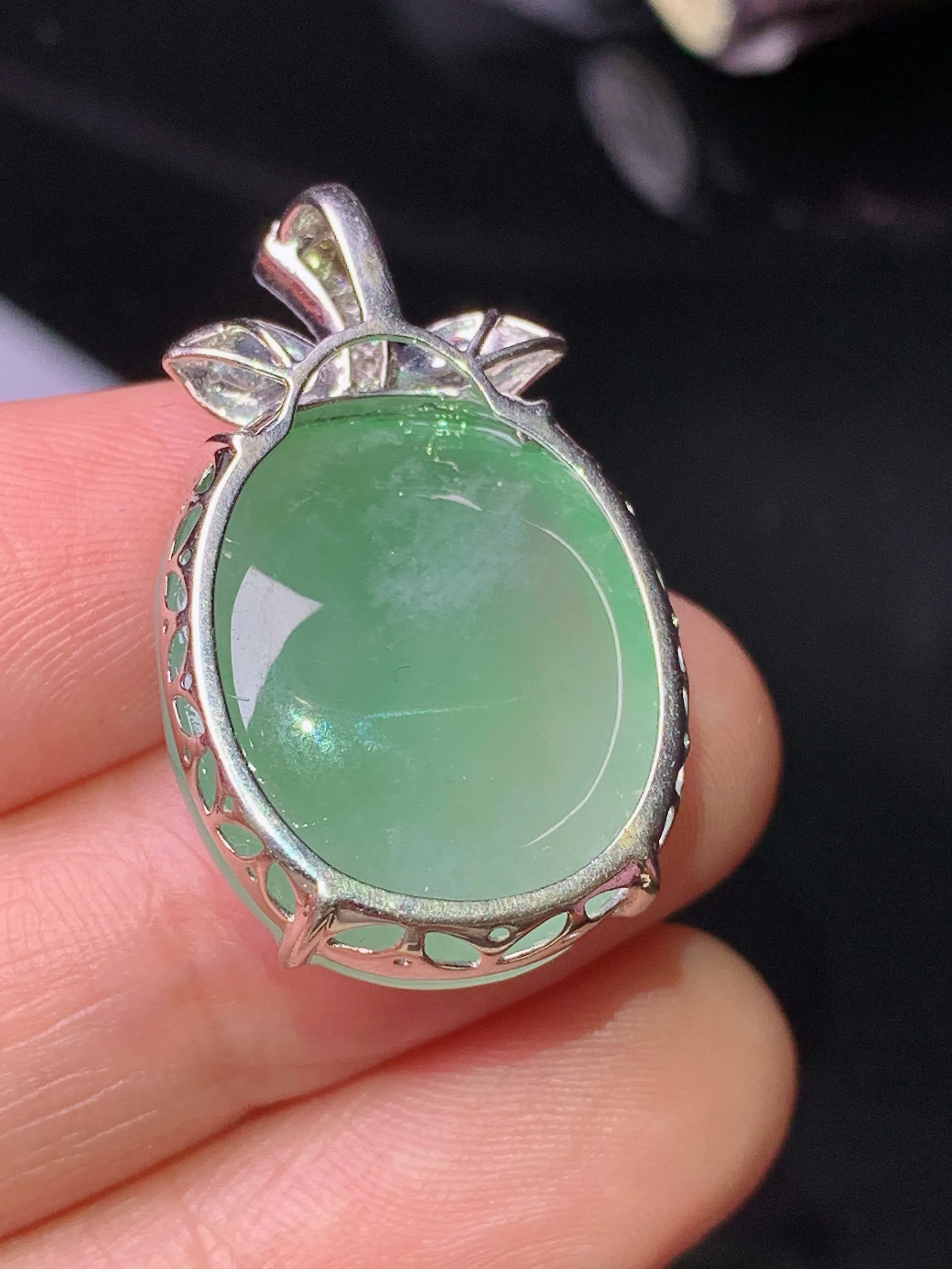 18k金钻镶嵌翠绿蛋面吊坠 玉质细腻 色泽清新艳丽 整体尺寸29*17.8*9.3