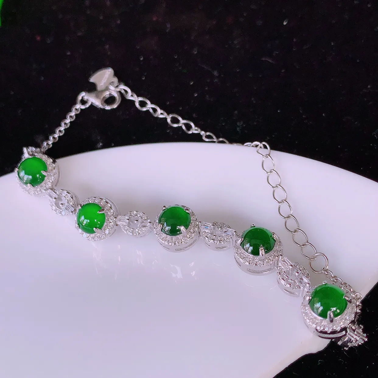 冰透满绿翡翠925银镶嵌手链，自然光实拍，翠色灵动，颜色漂亮，种老水足，品相佳，佩戴佳品！#97.28取一整体8.*8*6裸石5.5*5.5