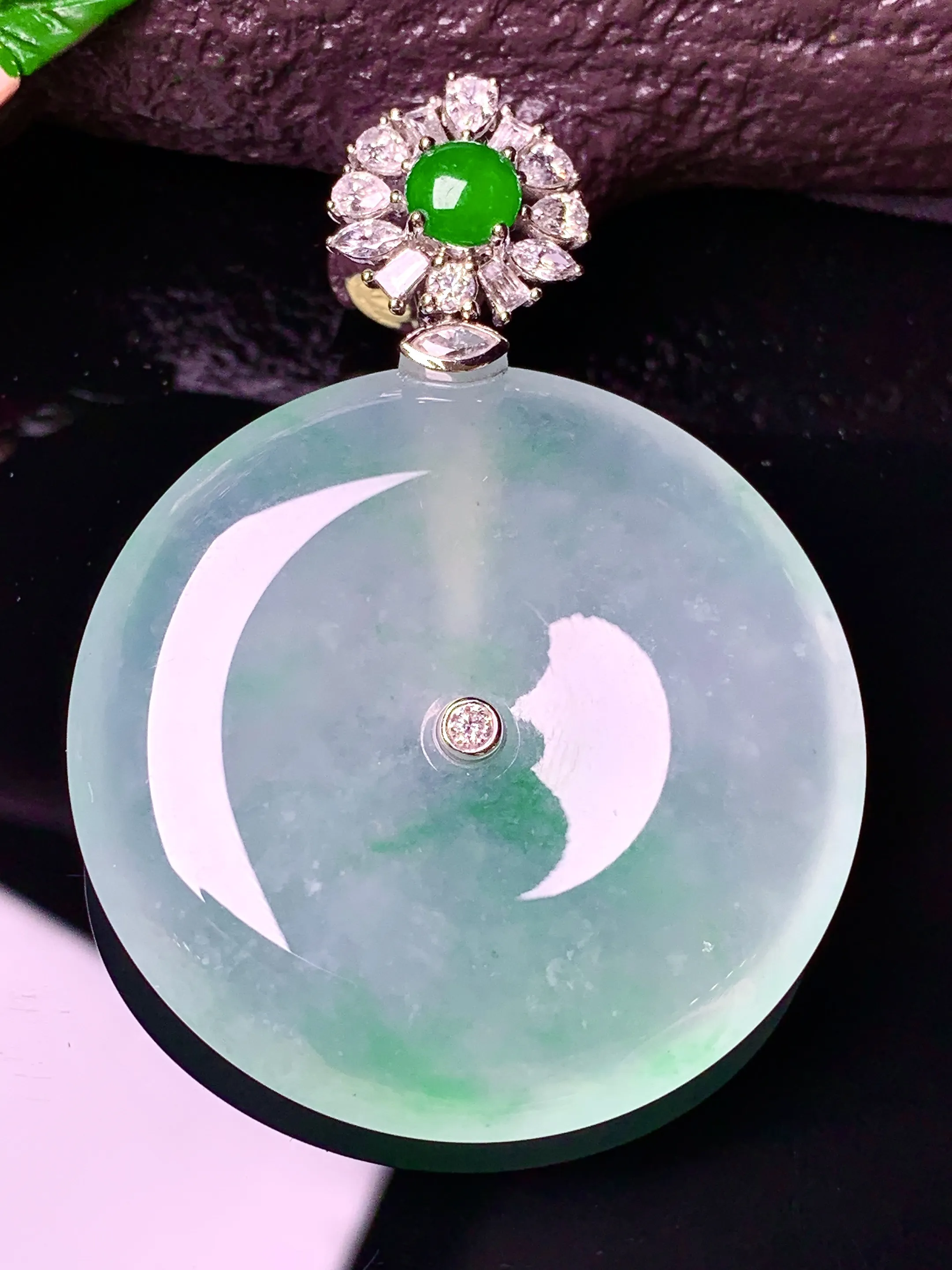 18k金钻镶嵌冰种飘绿平安扣吊坠 玉质细腻 色泽清新艳丽 整体尺寸51.6*37.5*6.8