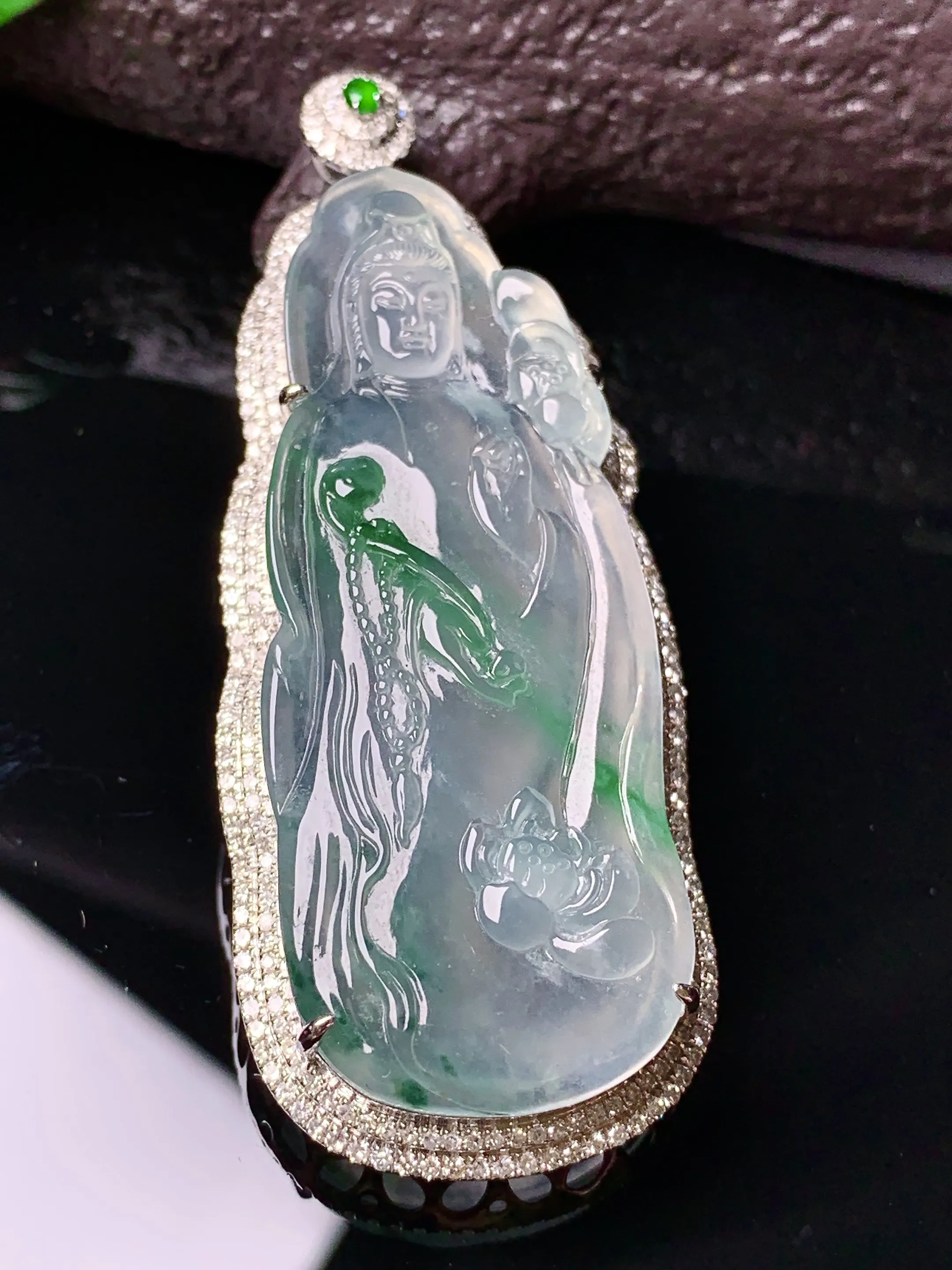 18k金钻镶嵌冰种飘绿观音吊坠 玉质细腻 色泽清新艳丽 整体尺寸60.2*23.3*10.3