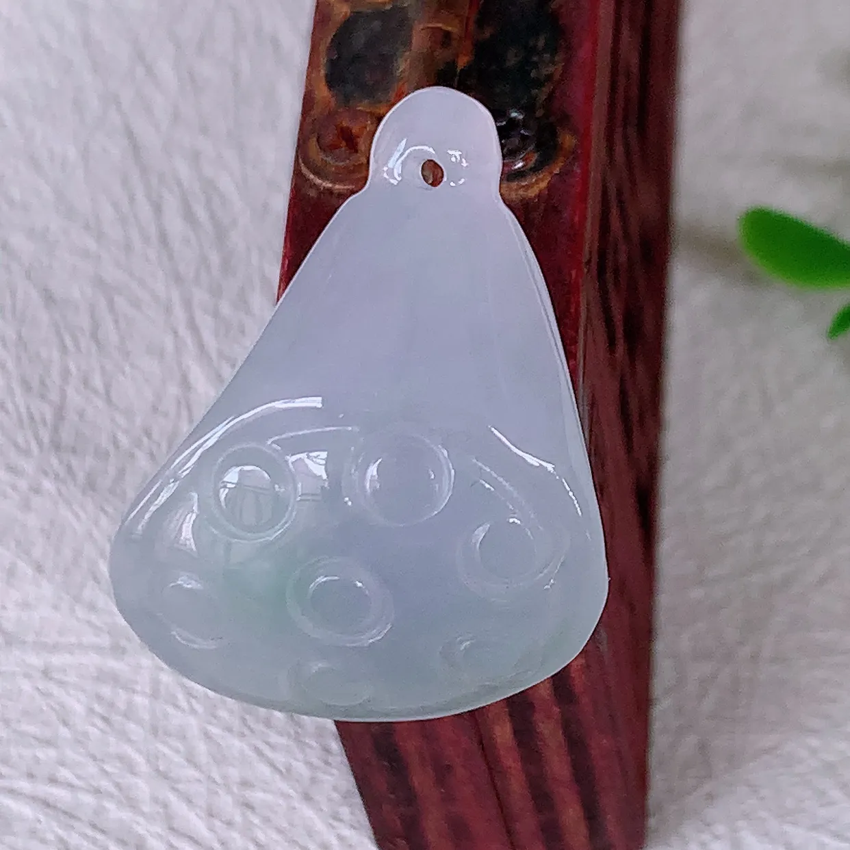 自然光实拍，冰润紫罗兰翡翠招财莲蓬吊坠，水润精细，寓意路路都通，有着促进事业有运！#46.28